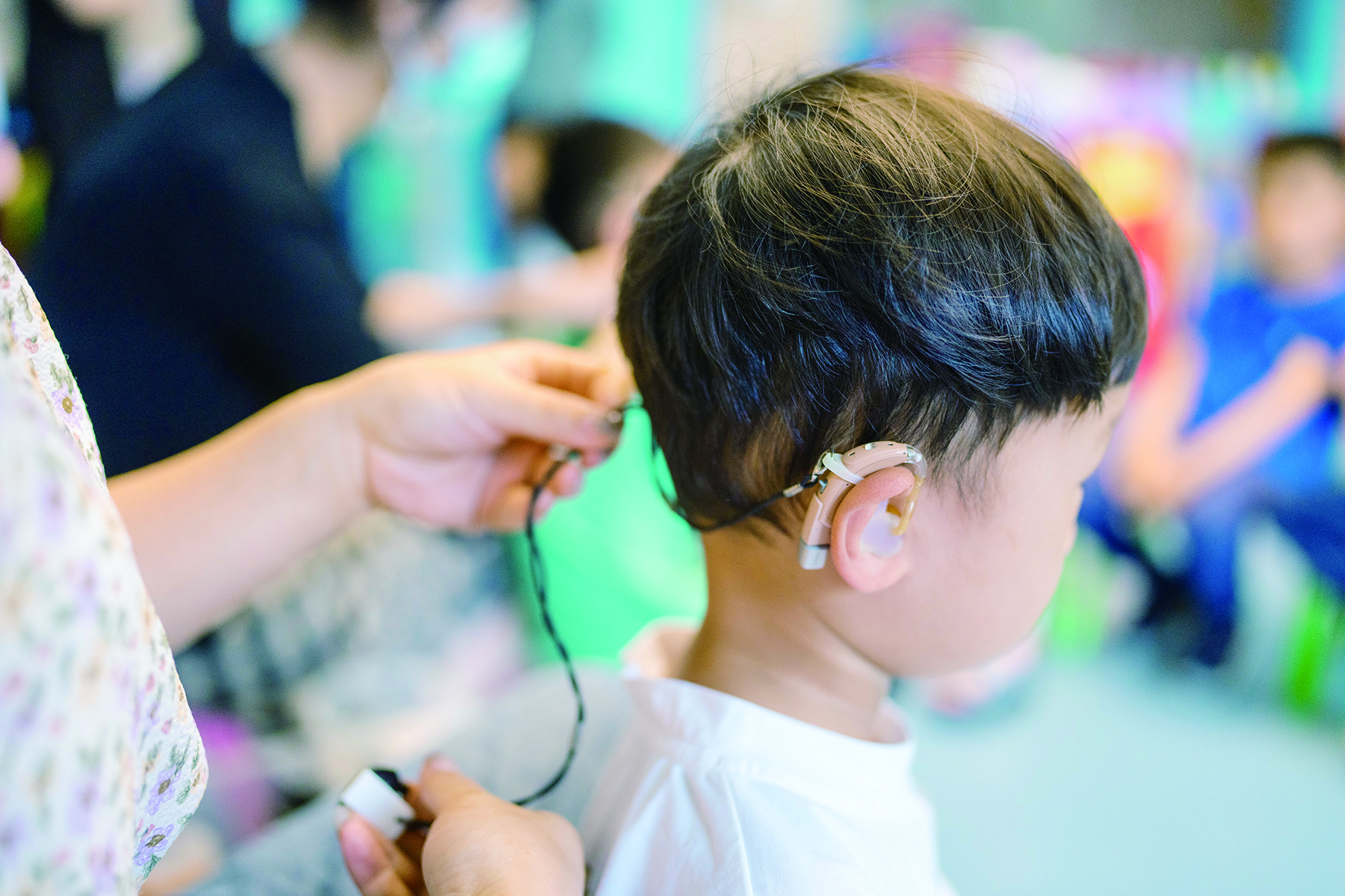     耳机使用不当会“偷”走听力。