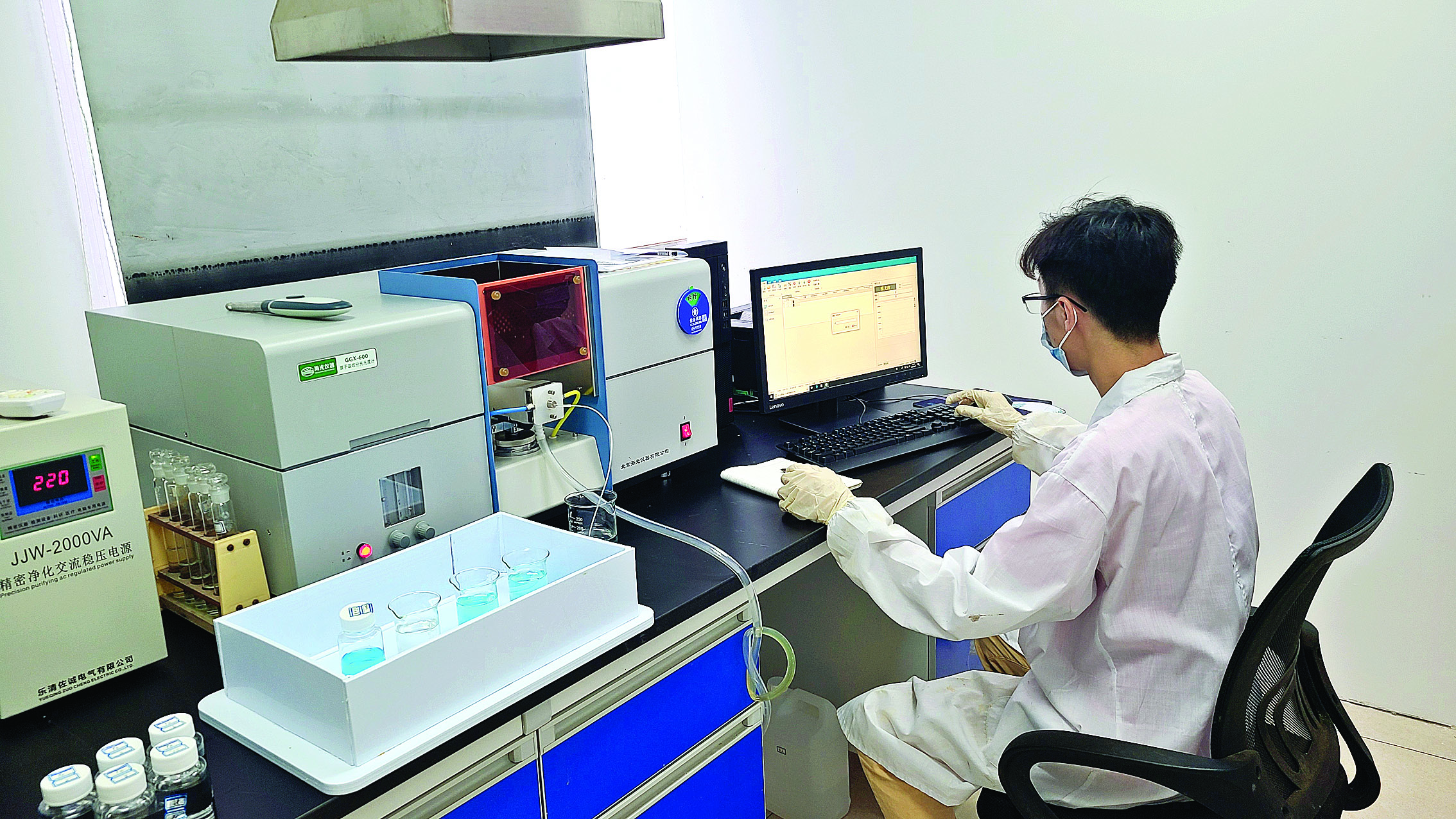     广东臻鼎环境科技有限公司研发人员做测试。