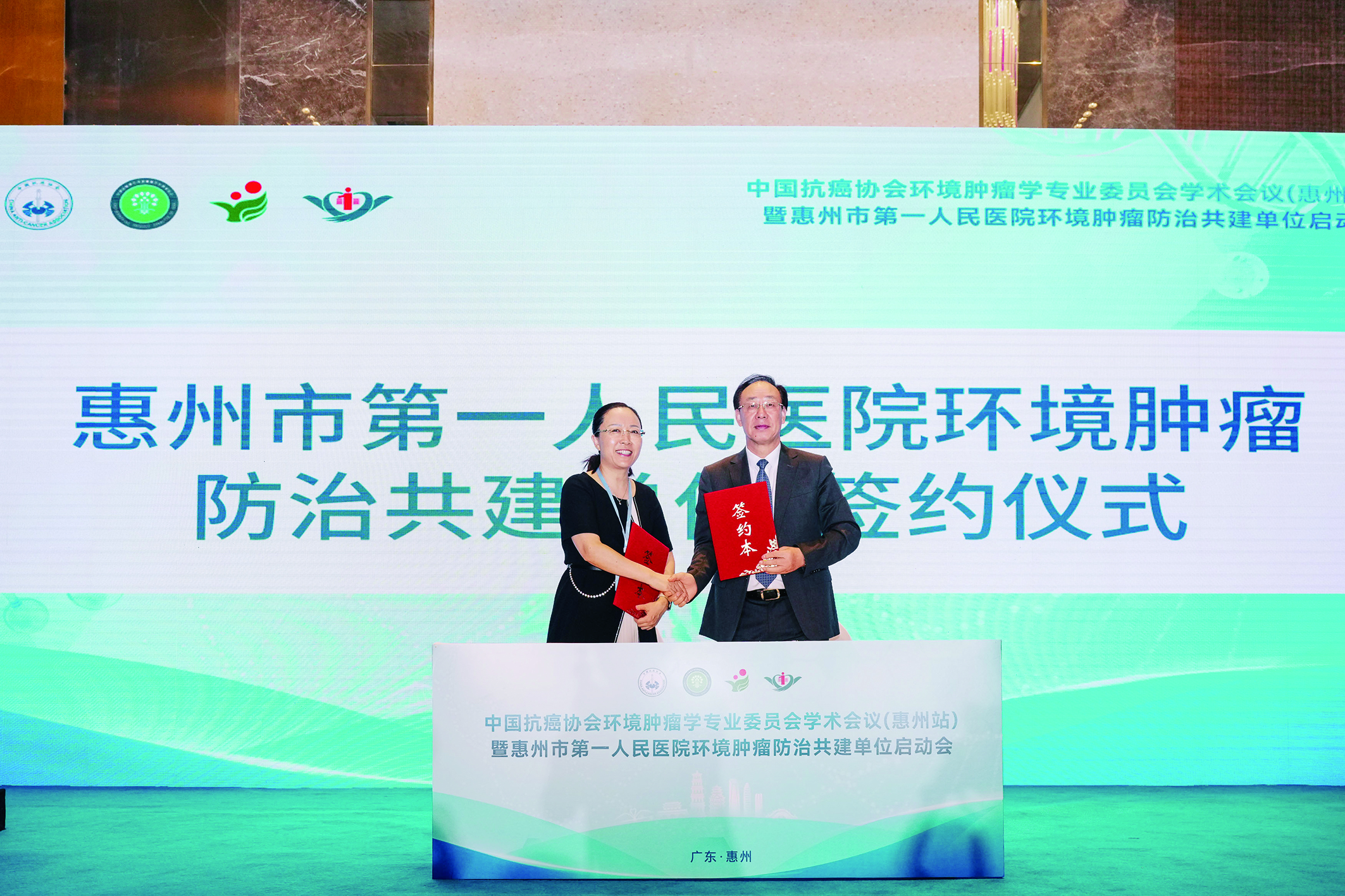     李玉民与袁霞签署协议。