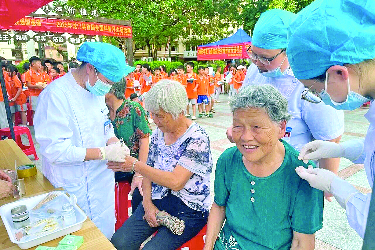     医护人员为群众提供健康咨询和义诊服务。    惠州日报记者黄宇翔 通讯员龙融心 摄