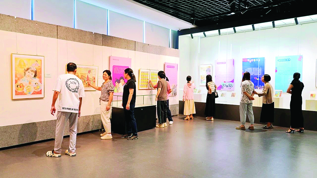     近300件作品勾勒新中国少年儿童成长图景。    惠州日报记者黄宇翔 通讯员龙融心 摄