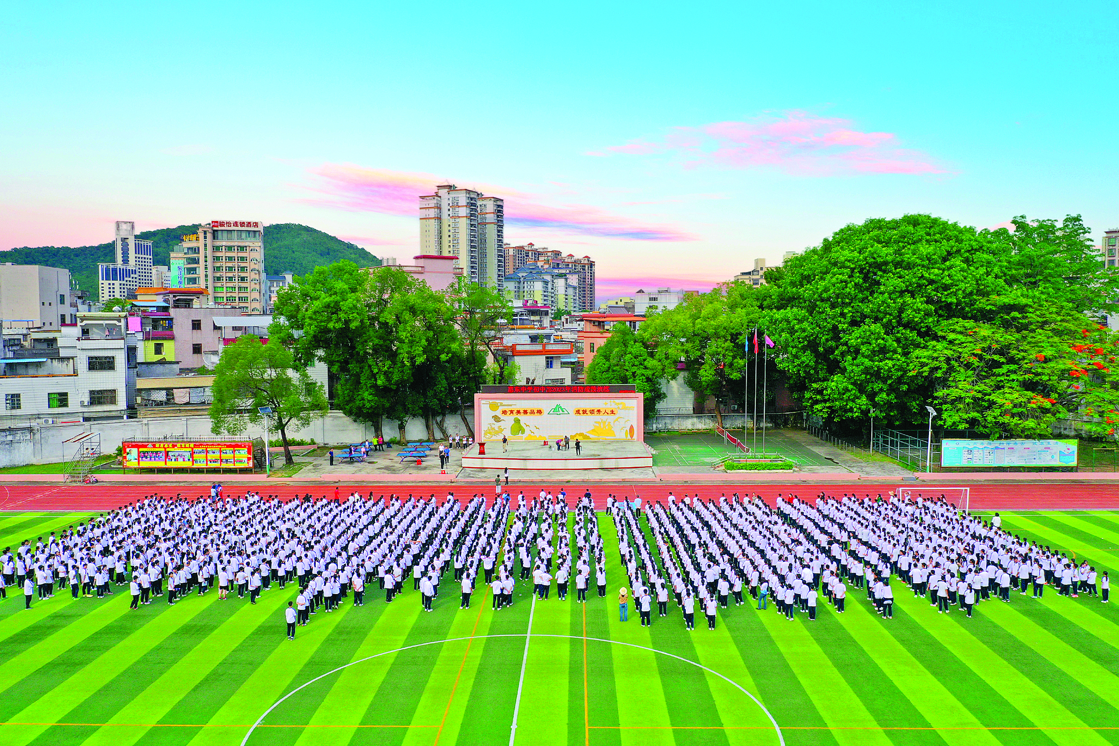     在惠东中学初中部，五育融合的教育理念早已融入教学实践中。