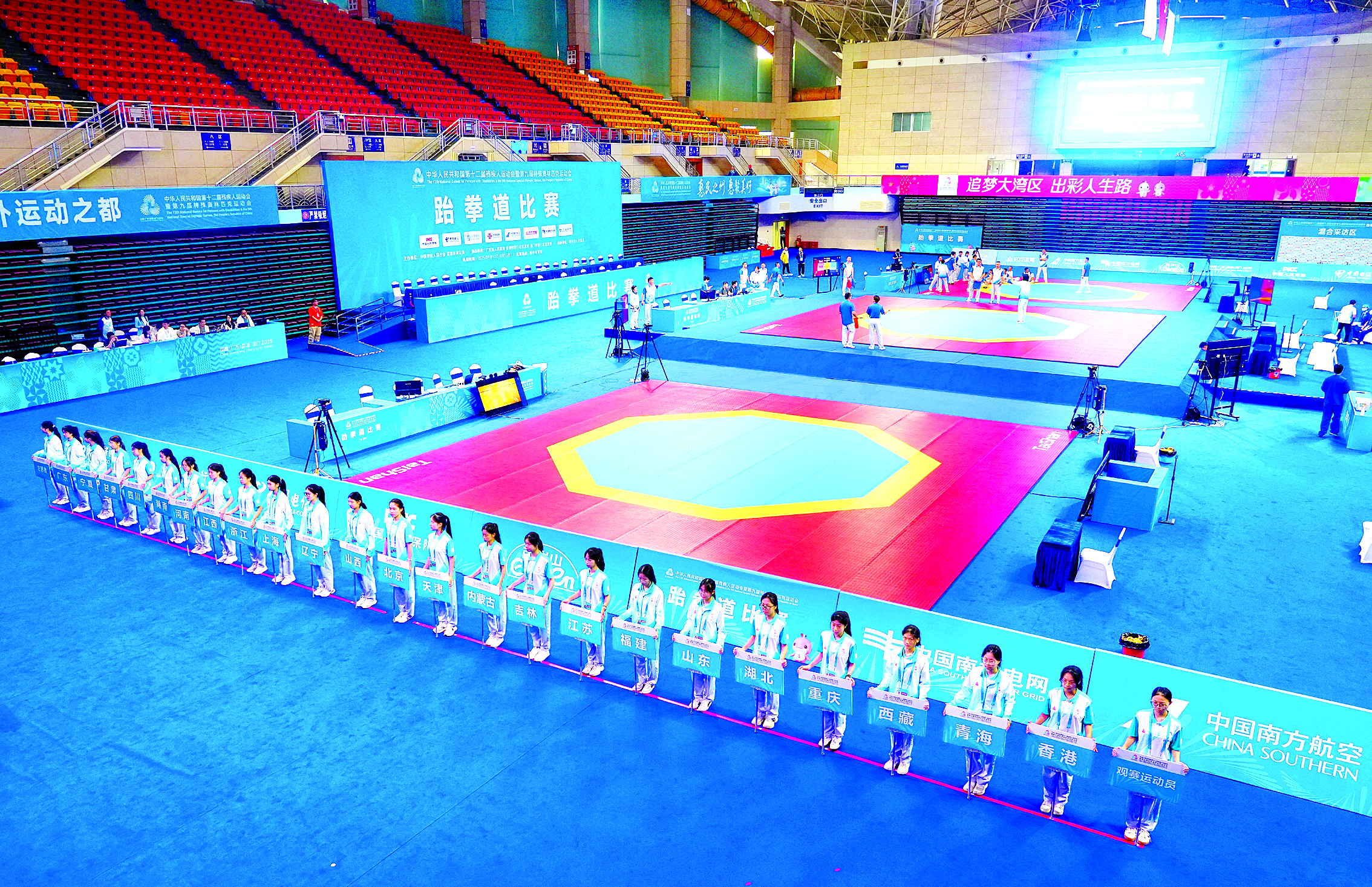     工作人员在做赛前准备工作。惠州日报记者朱金赞 摄