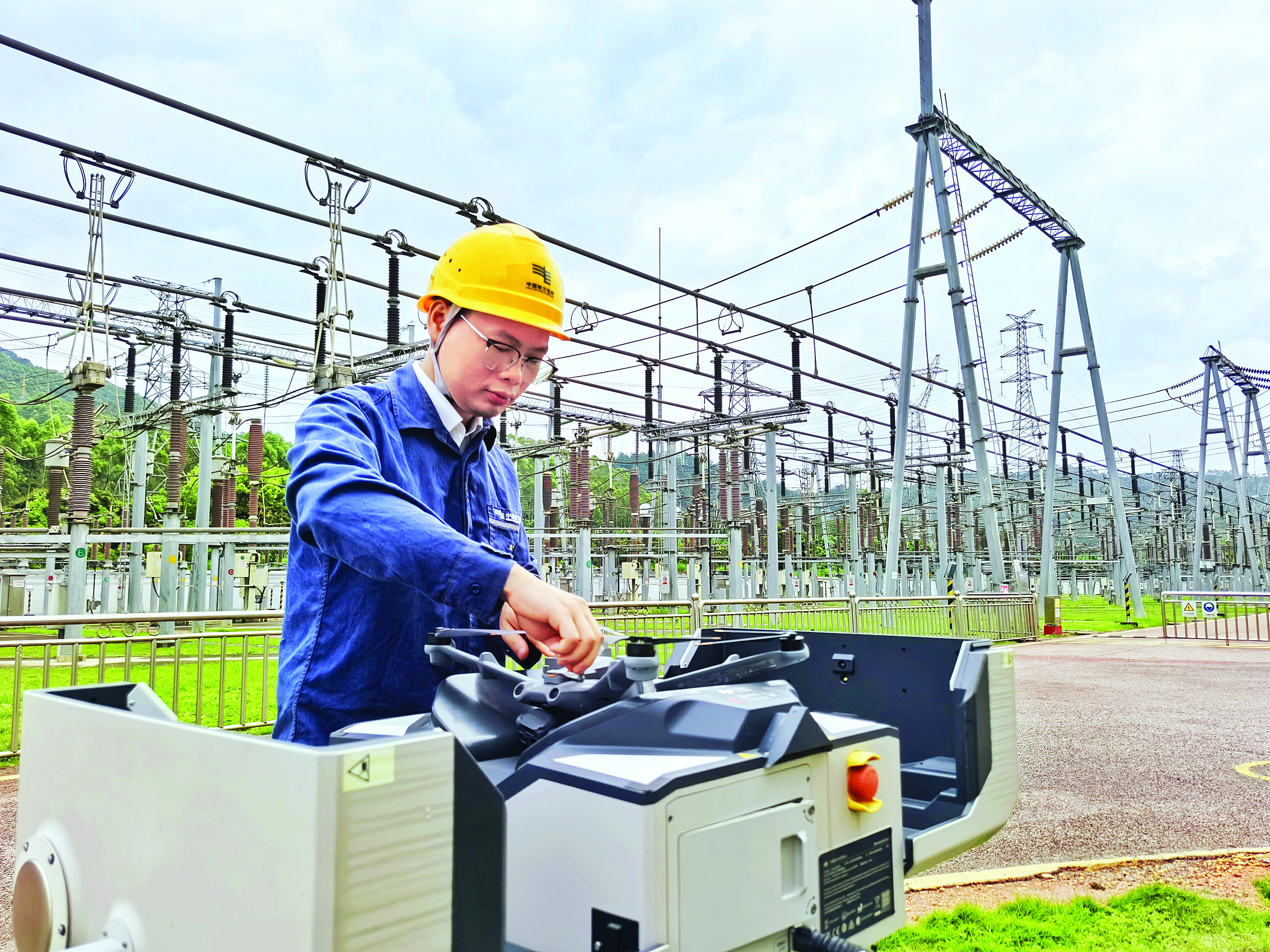     惠州供电局组织供电保障人员开展电力供应保障演练。