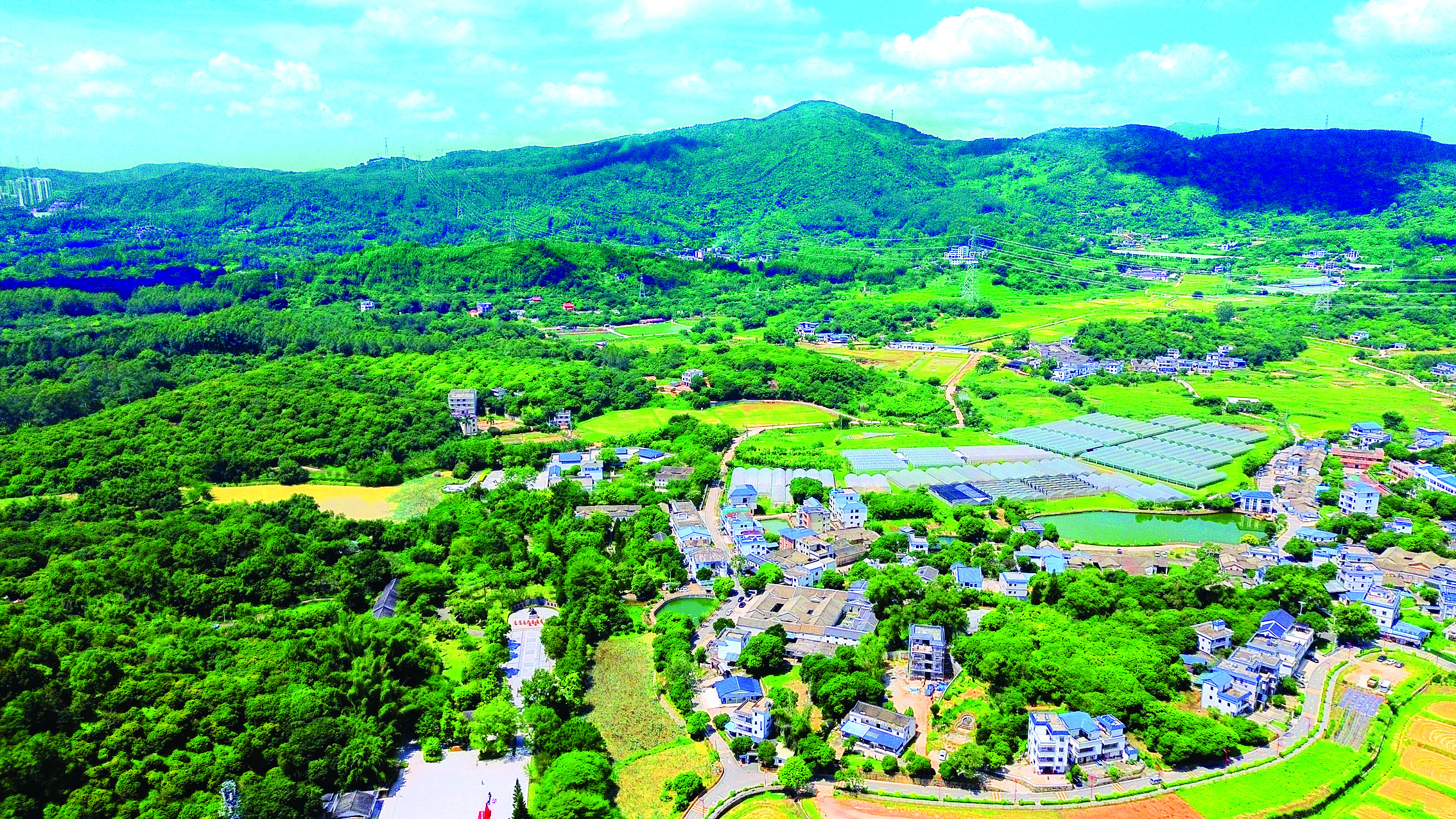     “将军故里·红色客乡”美丽乡村走廊串联起秋长、三和两个街道的周田、官山、象岭3个行政村。这是周田村。