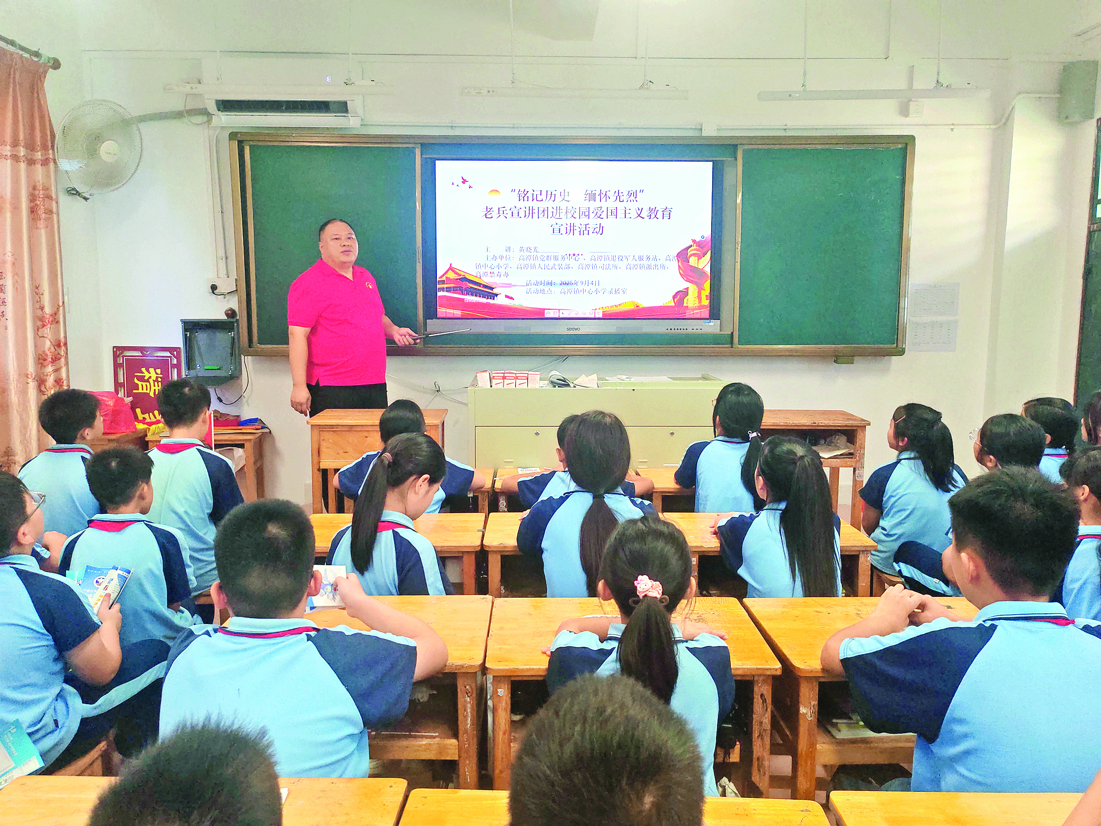     学生认真听讲“开学法治第一课”。    惠州日报记者洪鹊儿 通讯员陈雅婷 刘国东 摄
