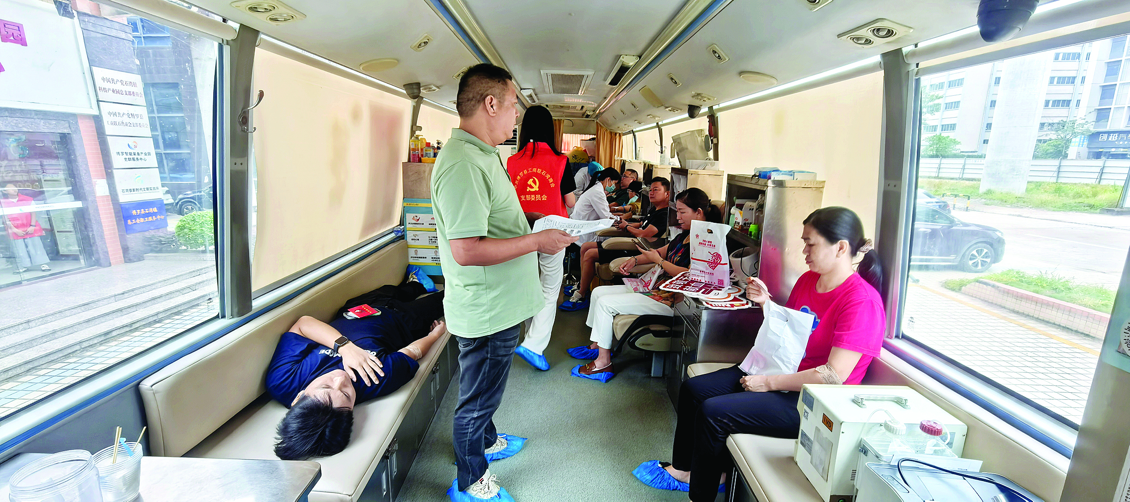     “两新”组织党员无偿献血。惠州日报记者李燕文 通讯员石湾宣 摄