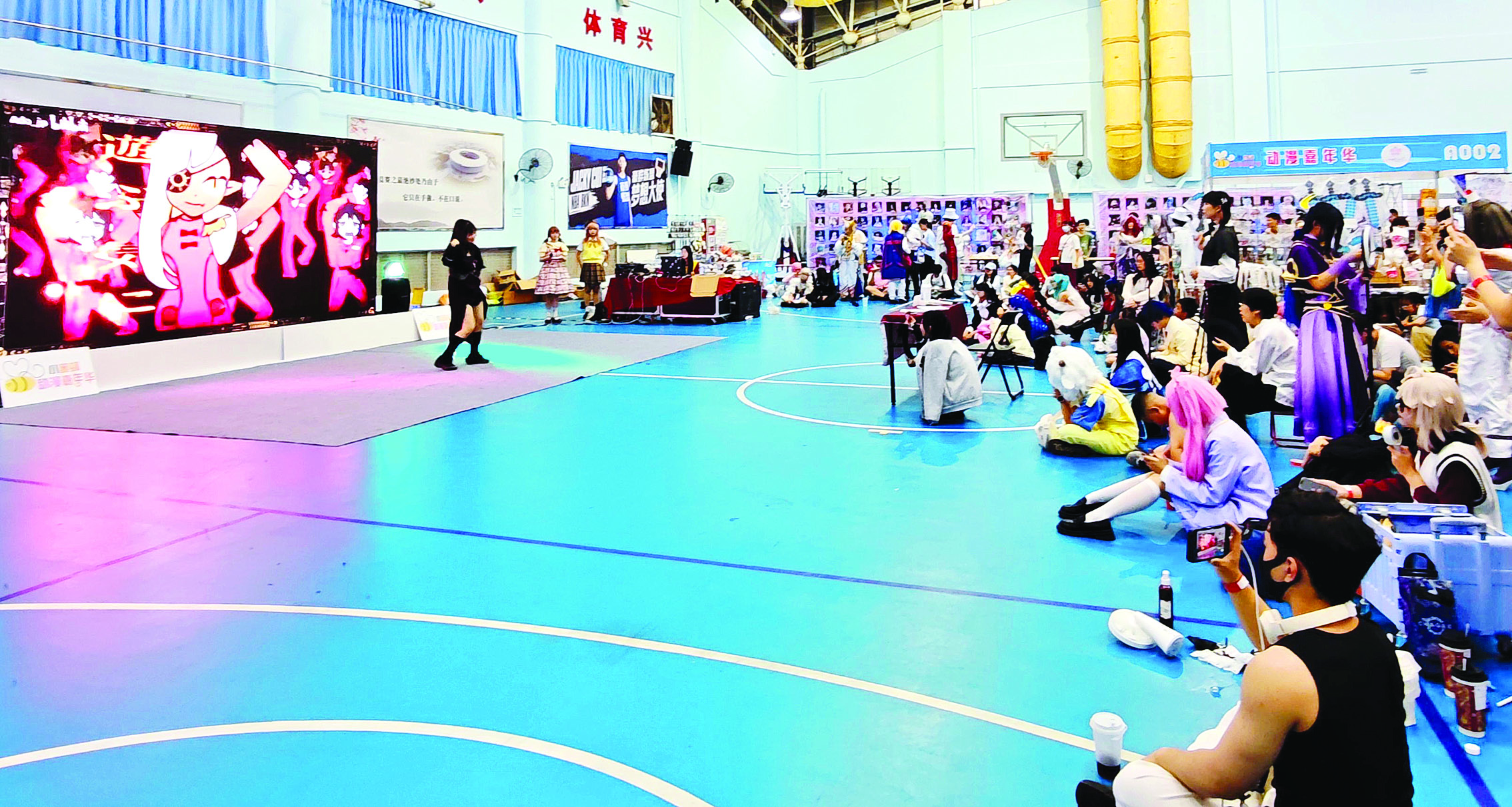 <p>    随机舞蹈是Cosplay爱好者们展现自我、交流互动的一种形式。</p>