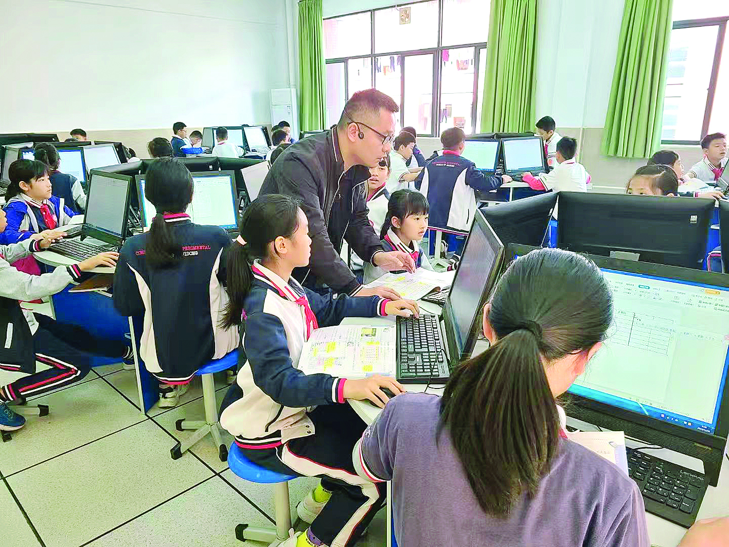     惠东县全力推动教育数字化，学校设备日新月异。