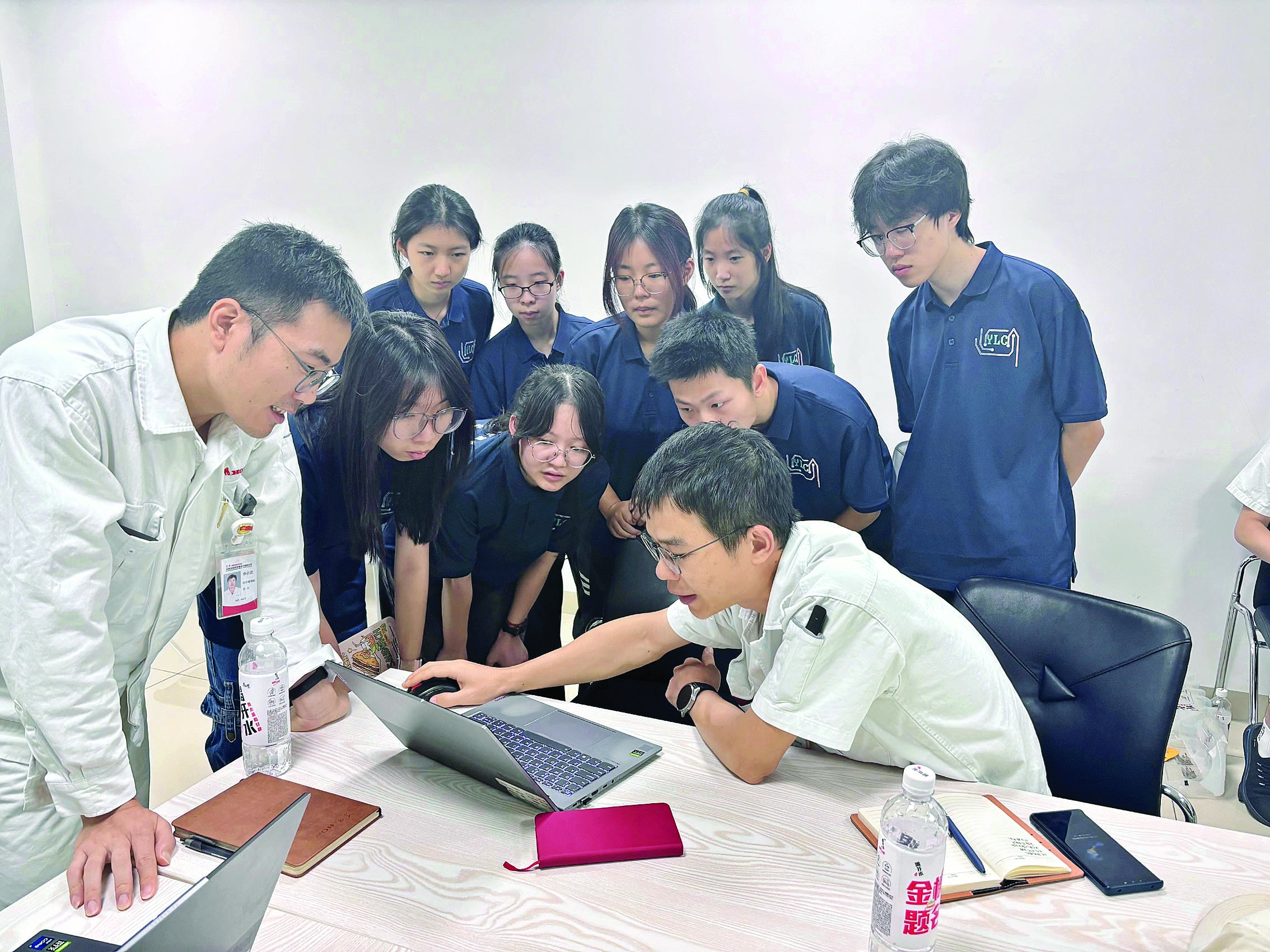     高校突击队进入企业深度交流。    通讯员彭思源供图