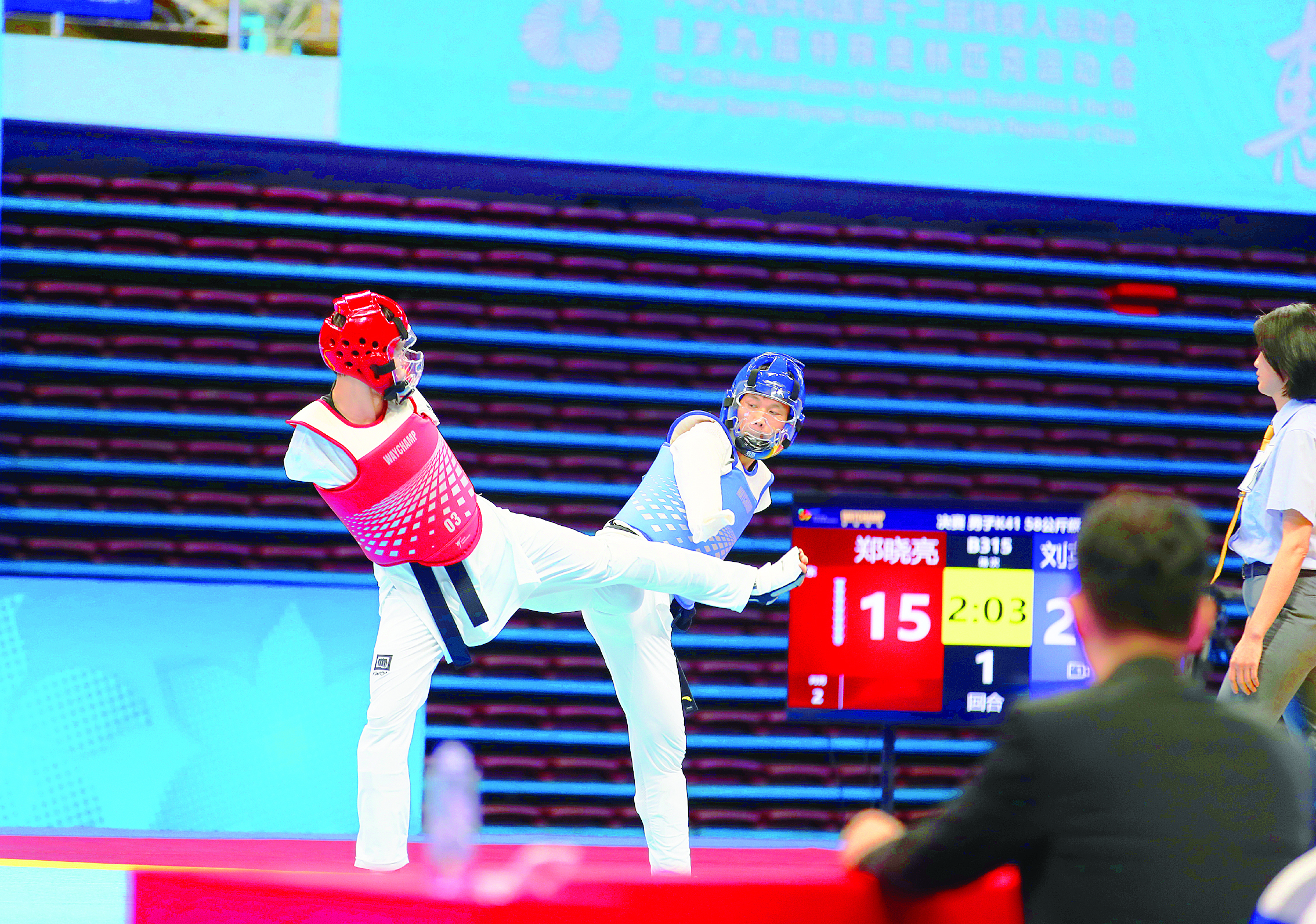     广东队郑晓亮（红方）对阵湖南队刘英杰。惠州日报记者钟畅新 摄