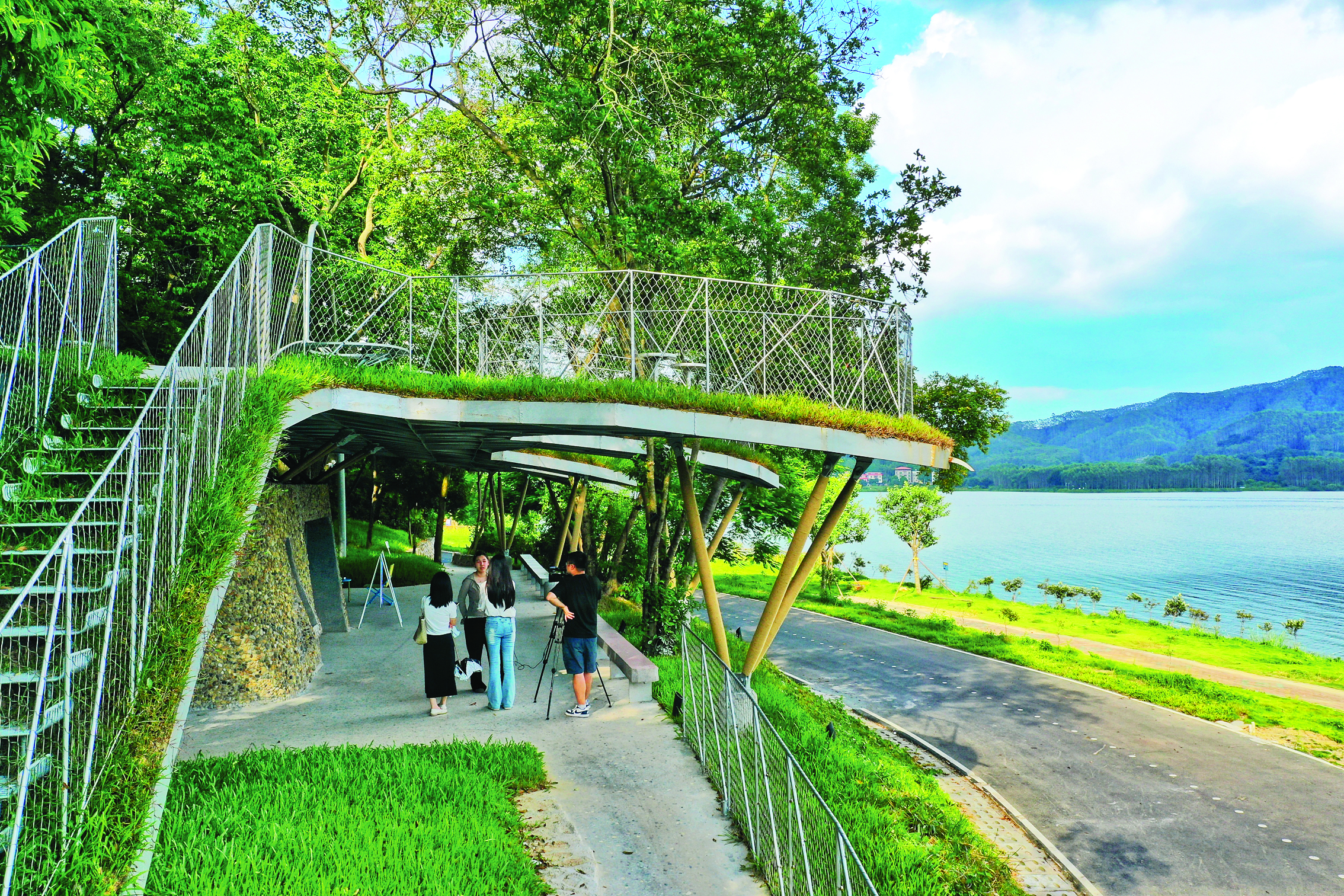     “凤谷驿”成为骑行者与游客的“自然休憩站”。