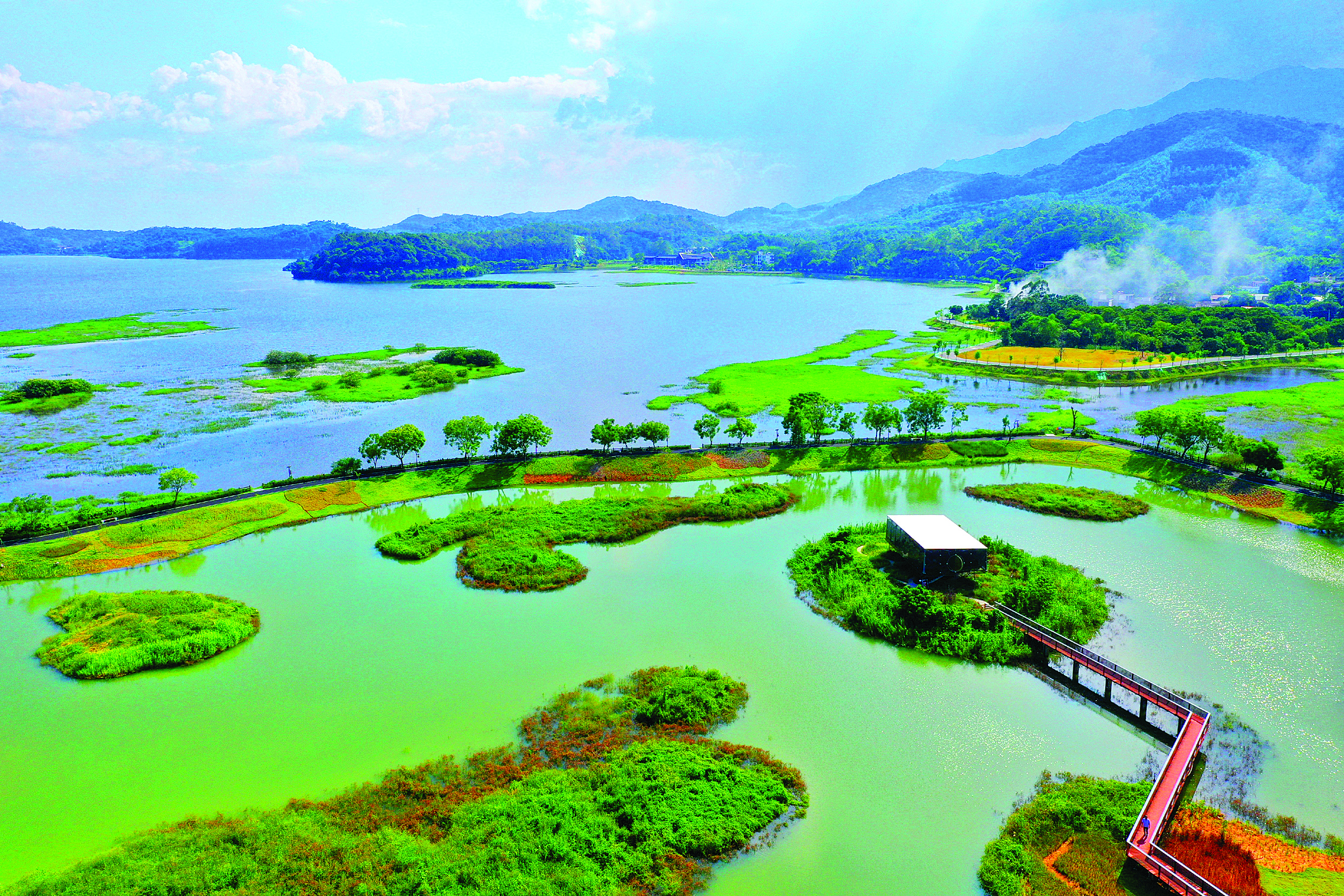     在显岗水库旁的湖心岛上，“明月坞”艺术装置设计风格引人注目。本组图片 惠州日报记者朱金赞 摄