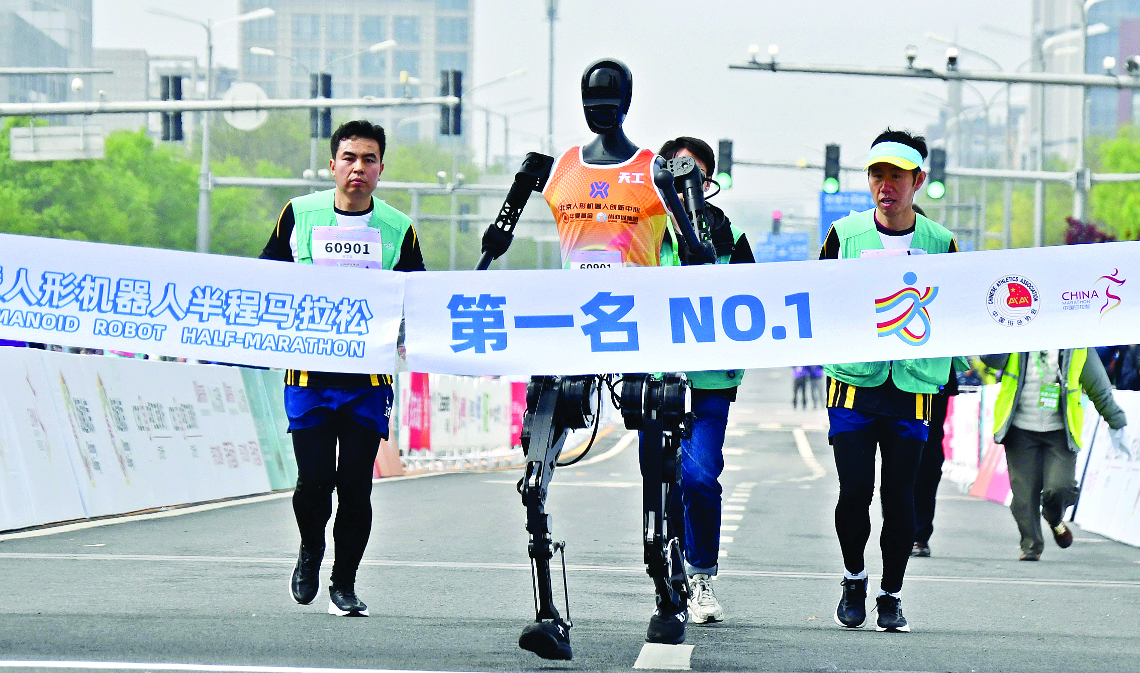     “天工”机器人在北京亦庄举行的人形机器人半程马拉松赛上冲刺。新华社发