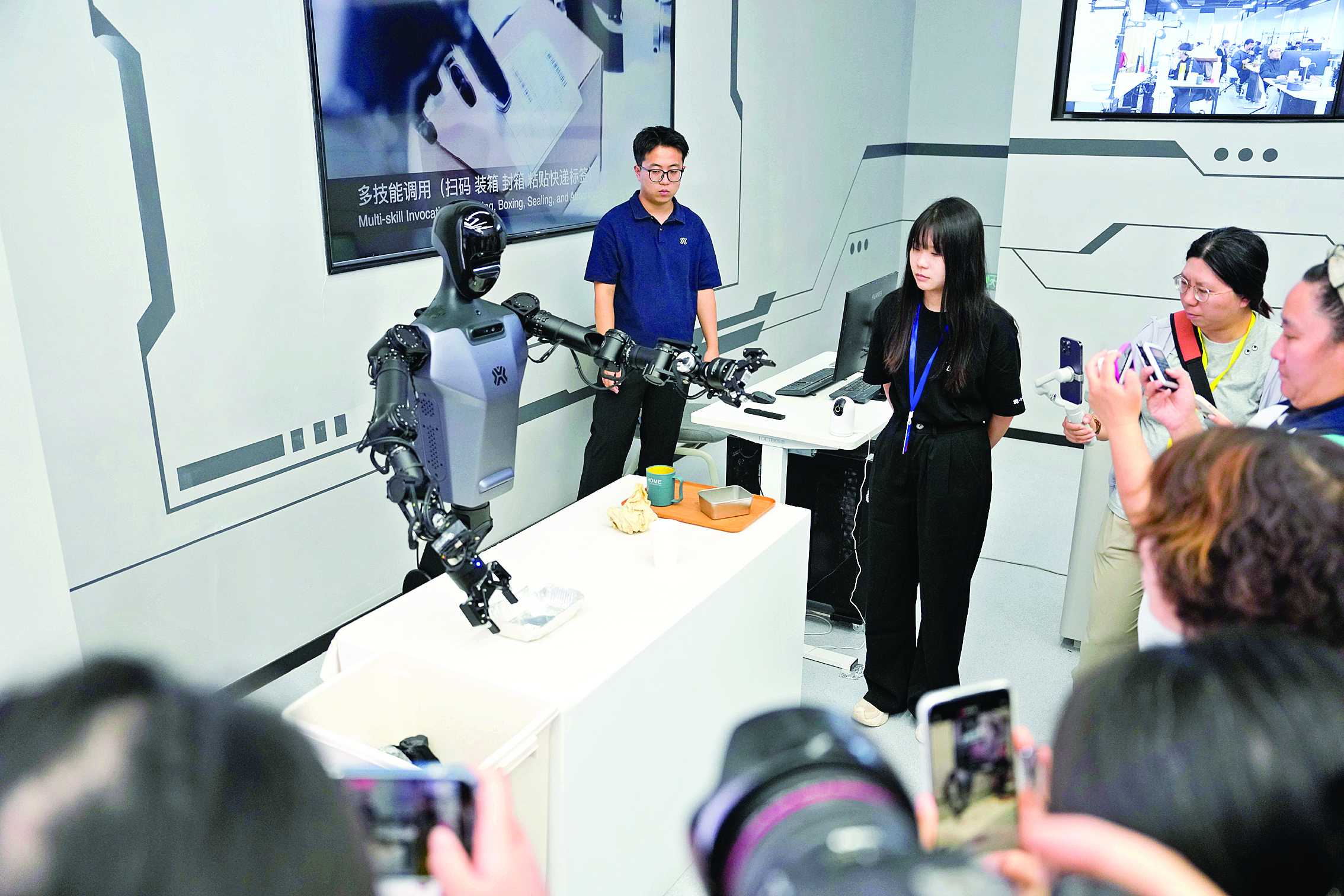     在北京人形机器人创新中心有限公司，人形机器人“天工”进行“桌面整理”展示。新华社发