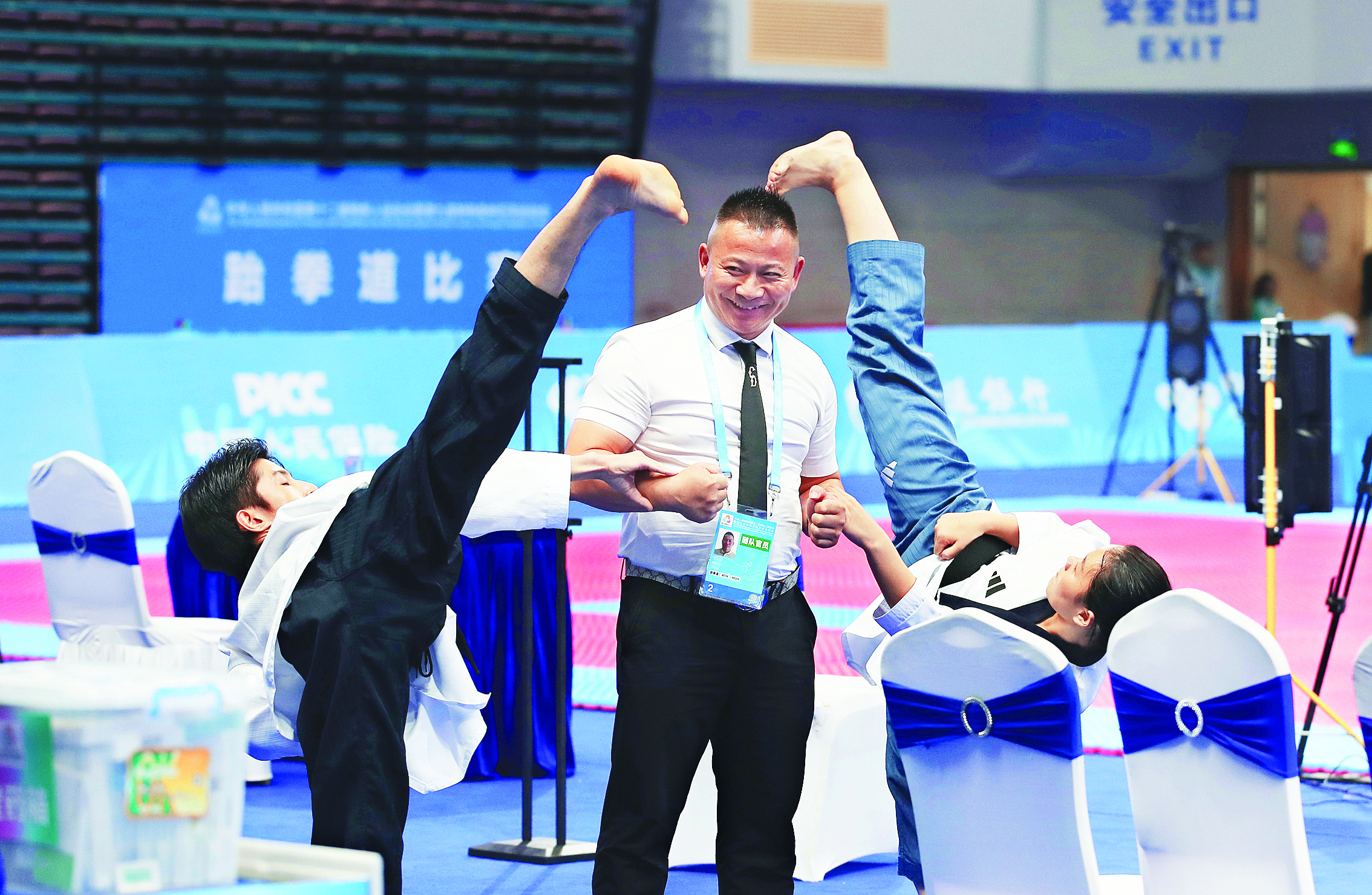     比赛间隙，教练帮助运动员拉伸。