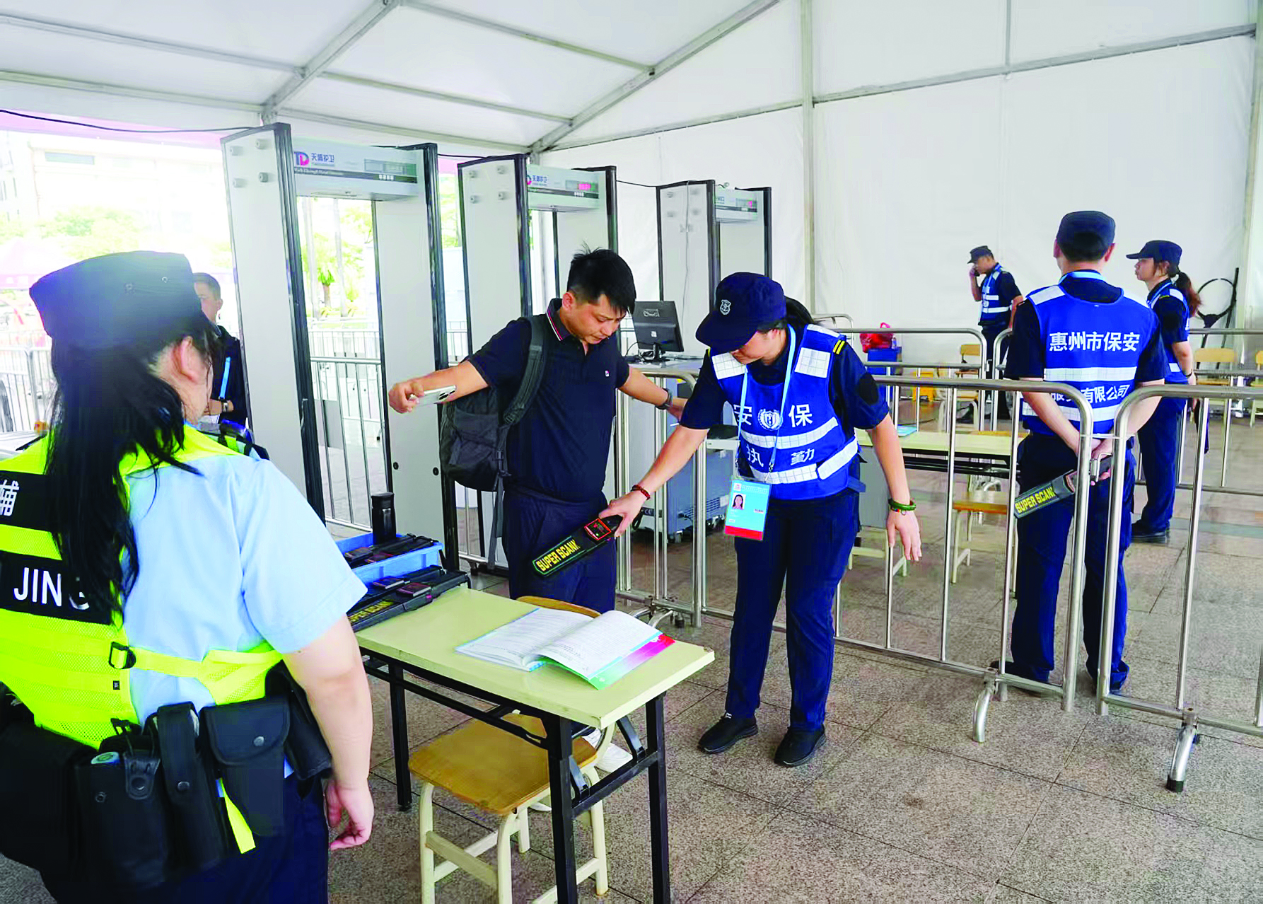     安保人员仔细对入场人员进行检查。