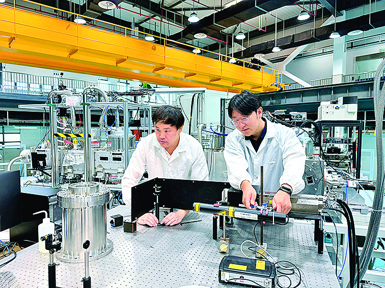     南京原子制造研究所工作人员正在校对原子极限微制造实验设施的原子团簇质谱。新华社发