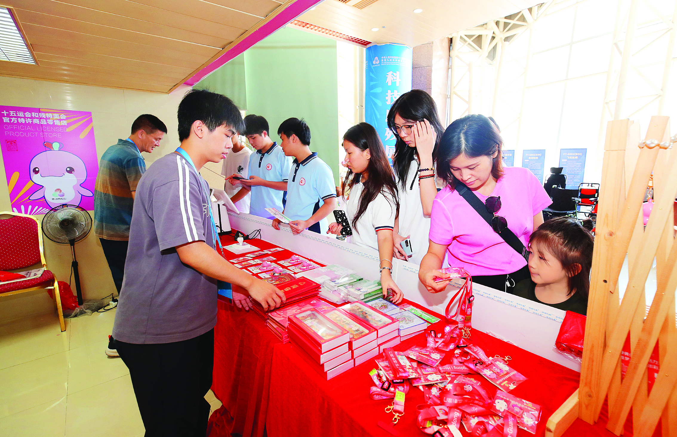     市民购买纪念品。