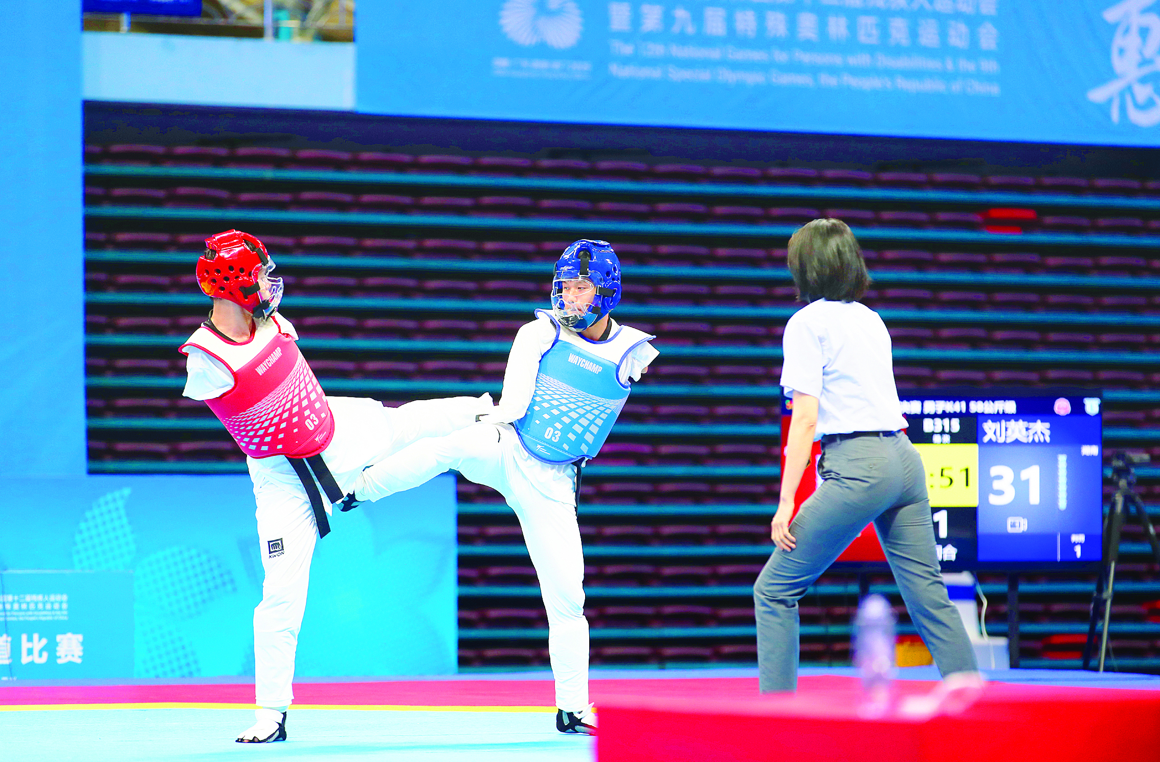     残疾人运动员尽管身体存在残缺，但核心力量与平衡感展现无遗。