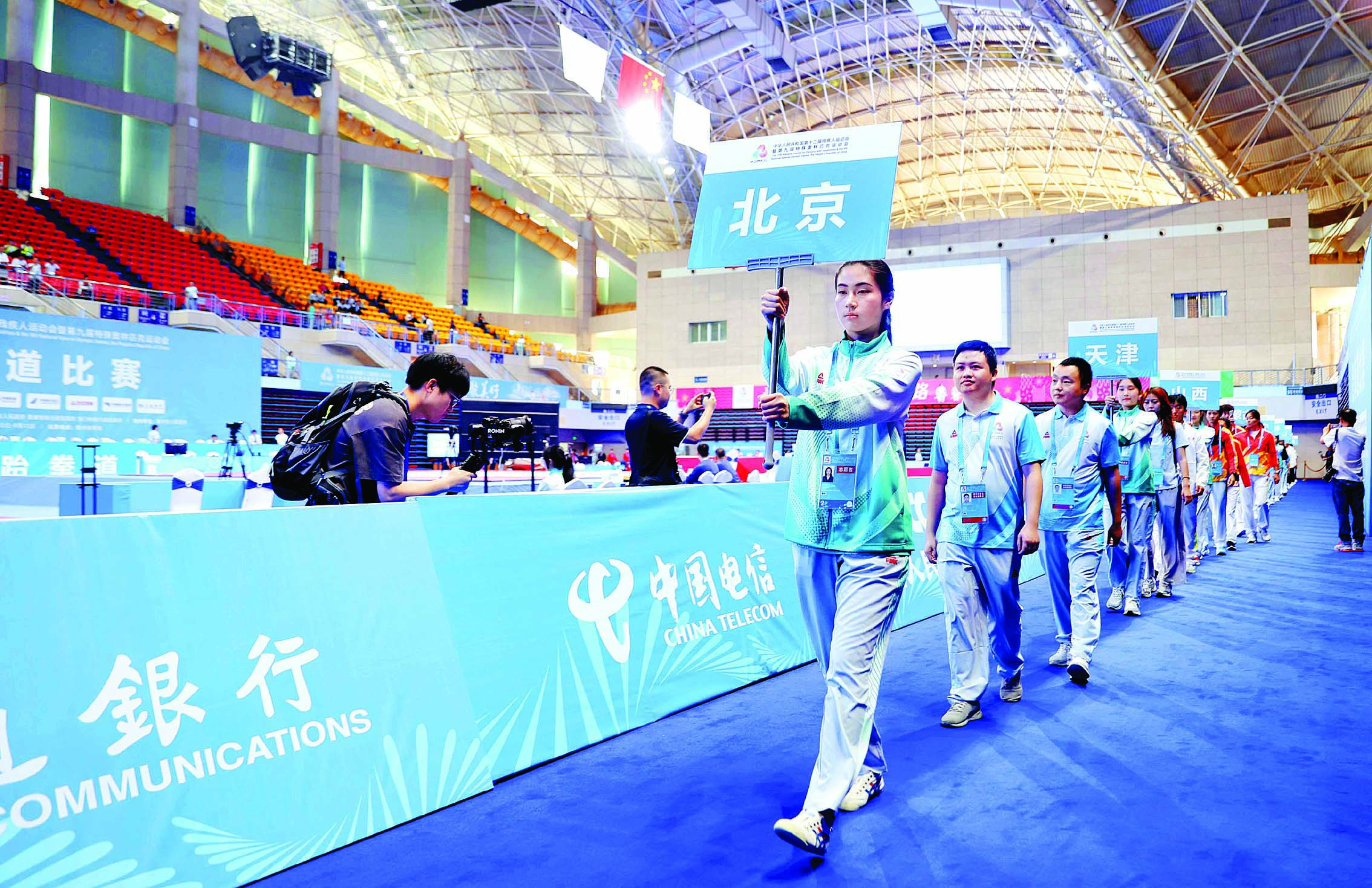     运动员等进场。