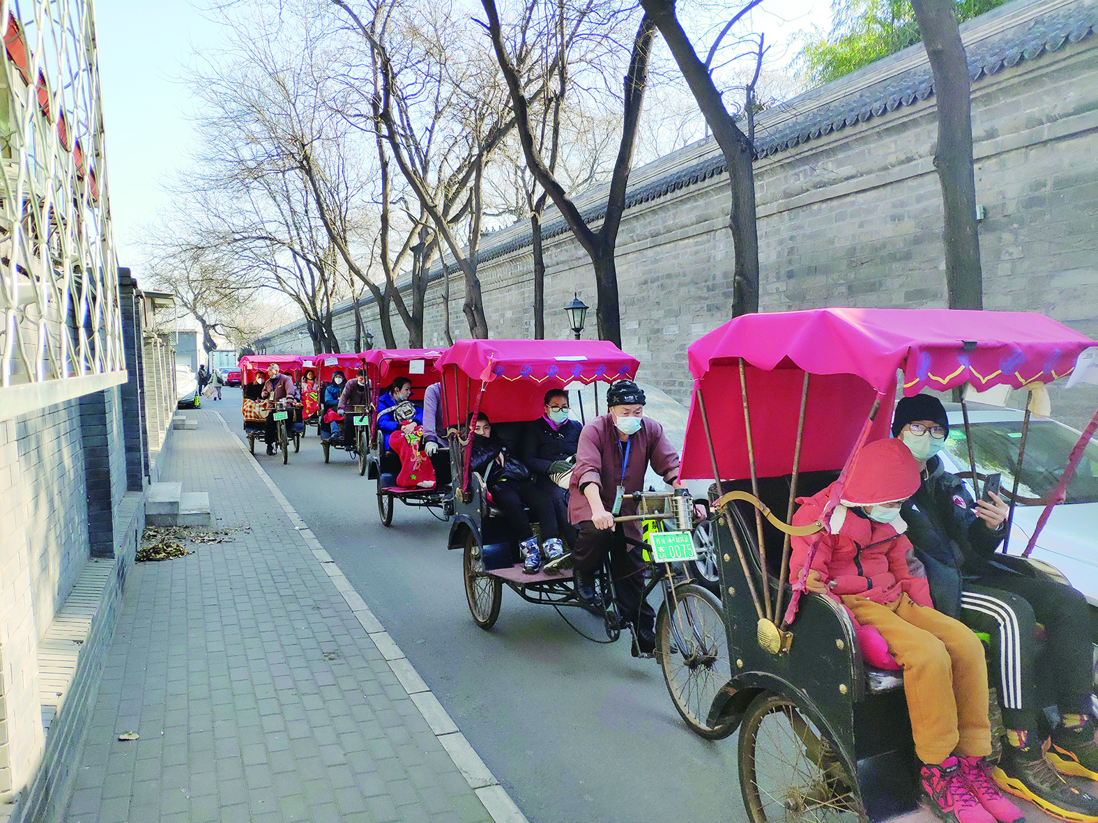     行走在老北京胡同里。