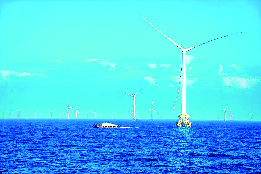     海洋经济已成为惠州经济社会发展的“蓝色引擎”。这是港口海上风电。    惠州东江图片社供图
