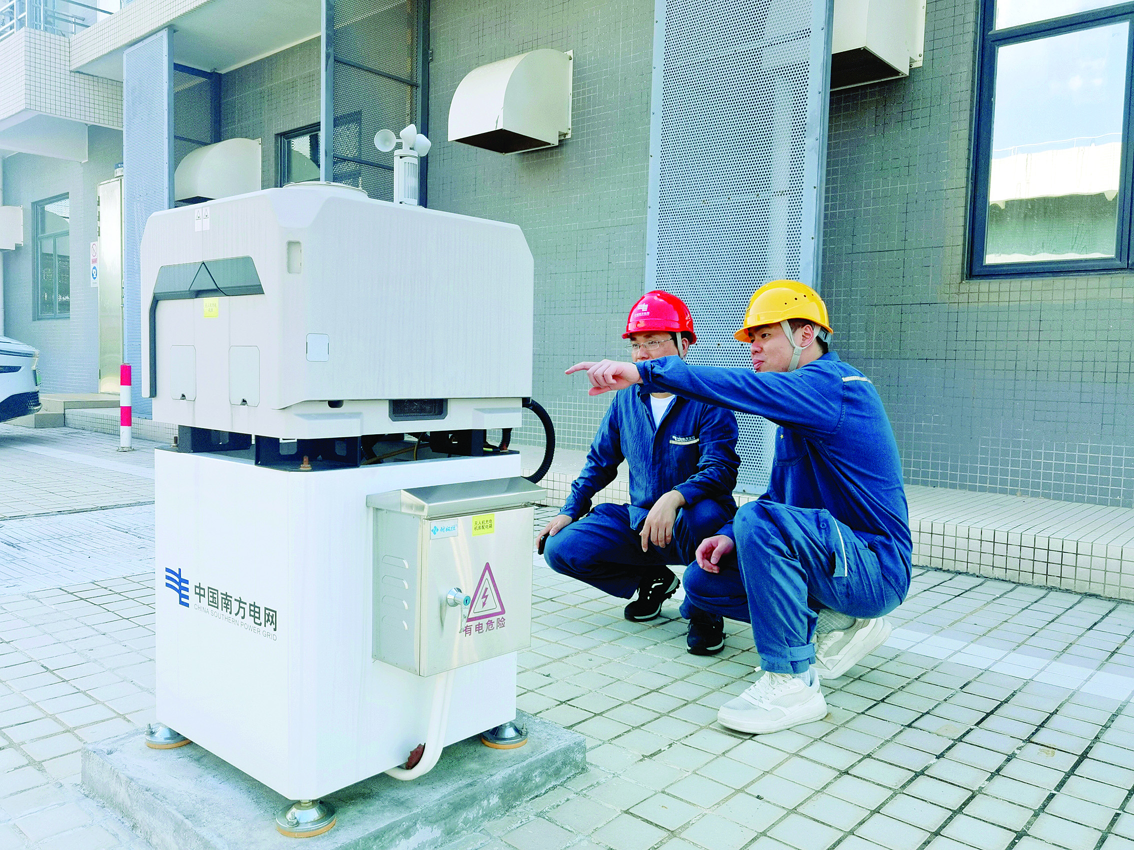     仲恺供电局营配指挥中心人员正在对500千伏演达变电站组网部署机巢设备进行检查确认。本组图片 惠州日报记者刘乙端 通讯员杨柳青 摄