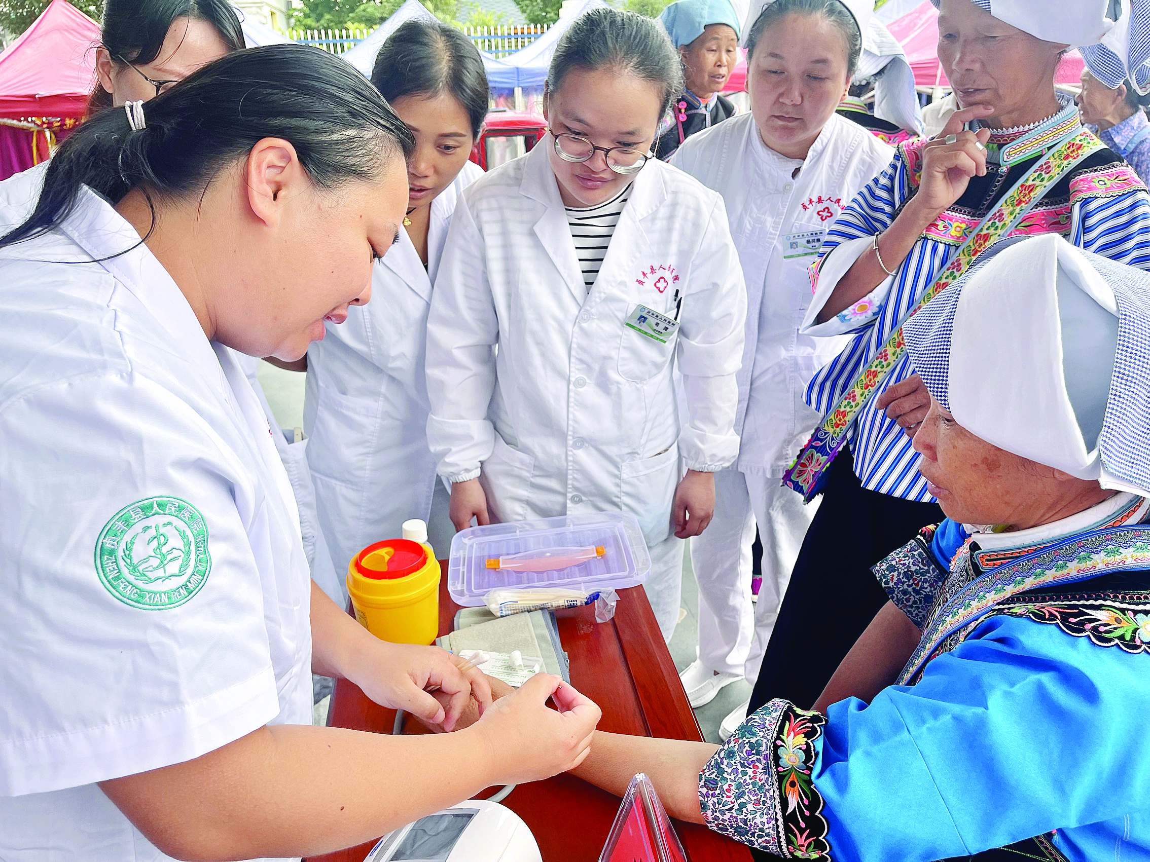     惠阳区中医师为贞丰群众义诊。