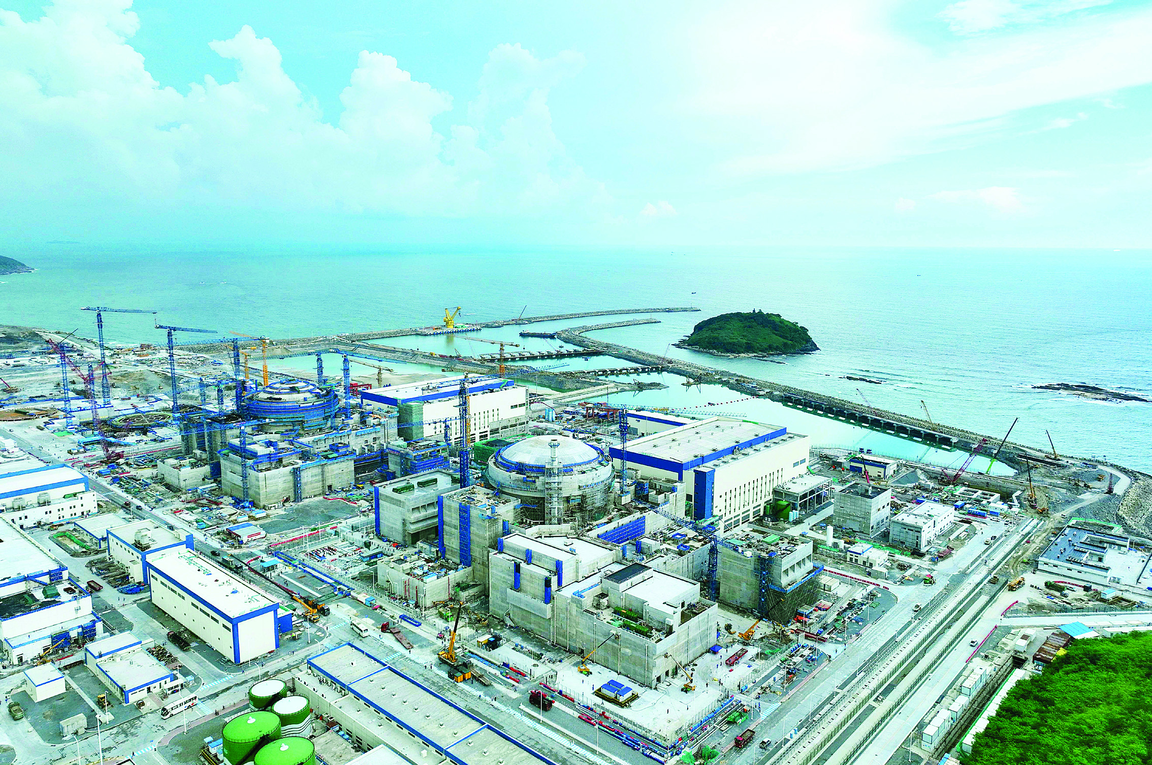     惠州肩负着打造粤港澳大湾区清洁能源中心的重任。这是太平岭核电站。    惠州东江图片社供图