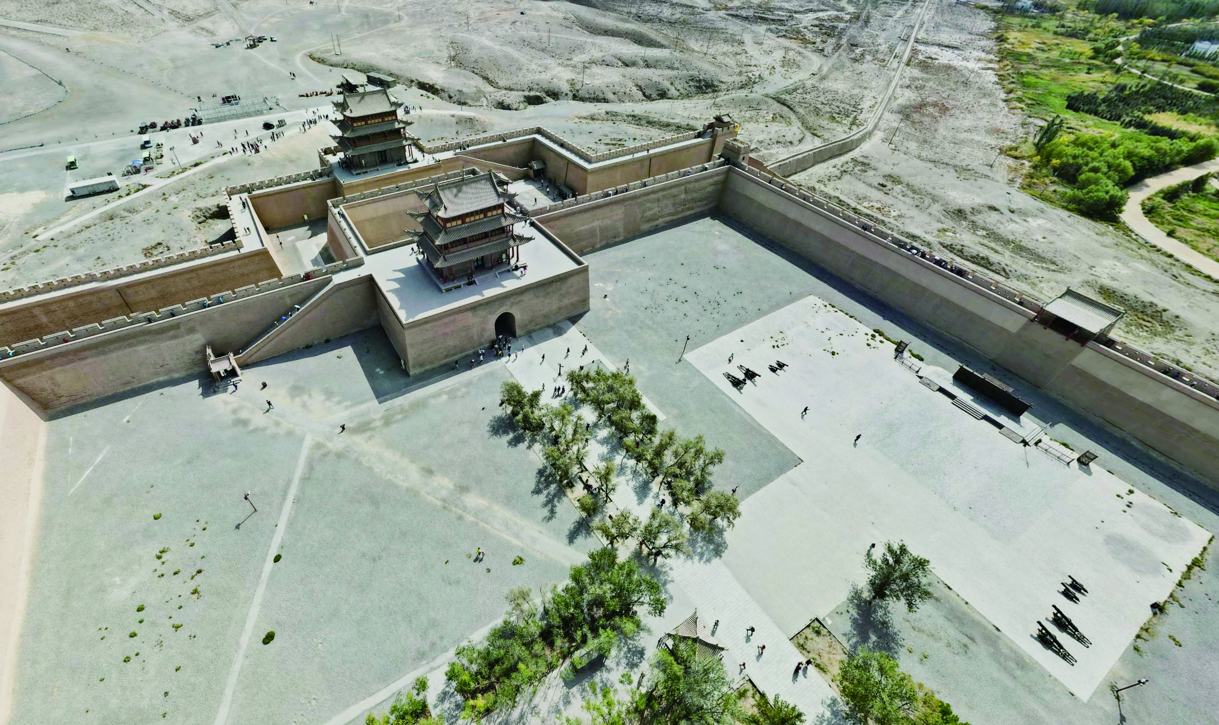     “天下第一雄关”嘉峪关巍然屹立。