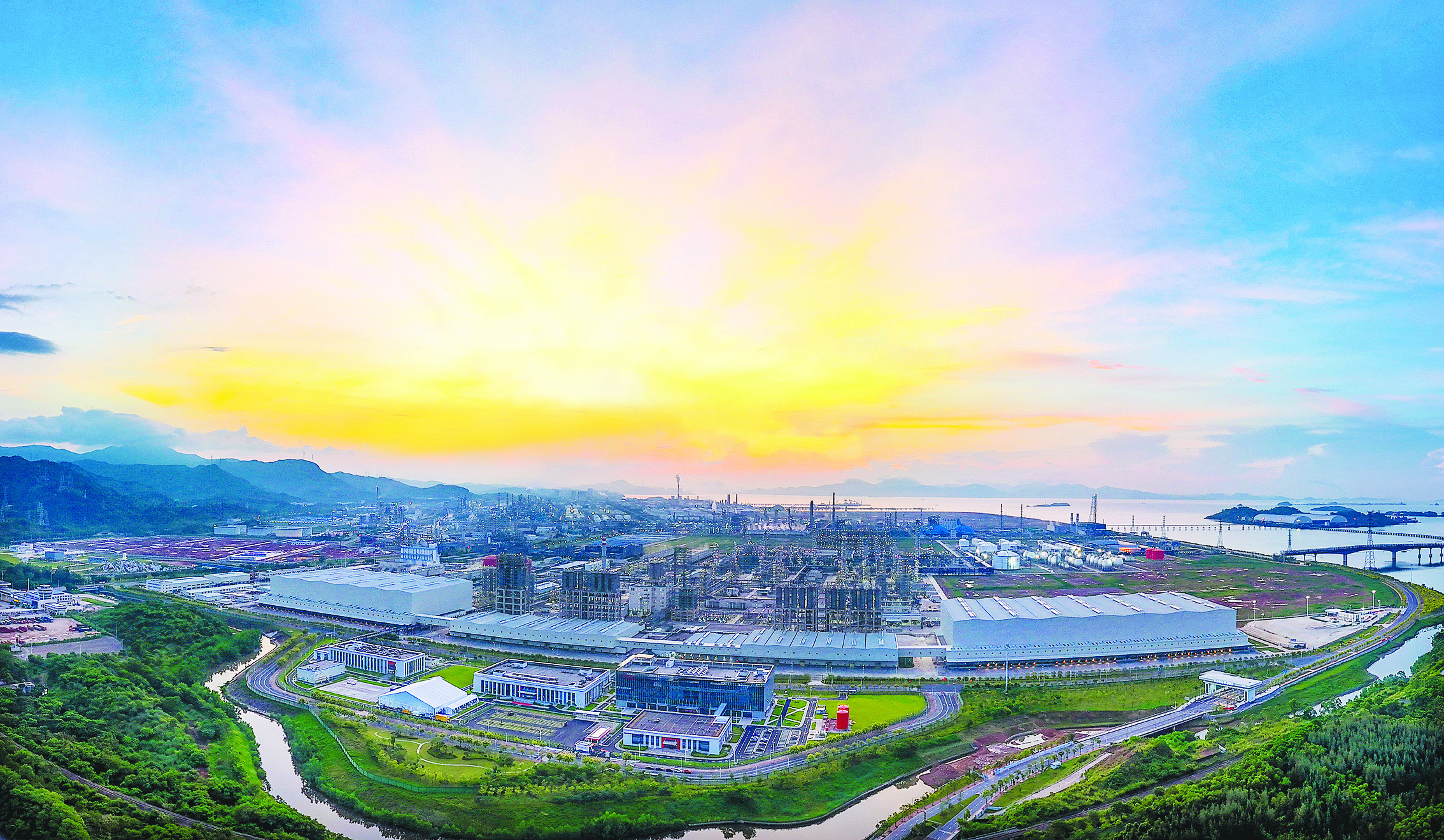     在惠州海洋经济发展中，大项目发挥着关键支撑作用。这是埃克森美孚惠州乙烯项目。