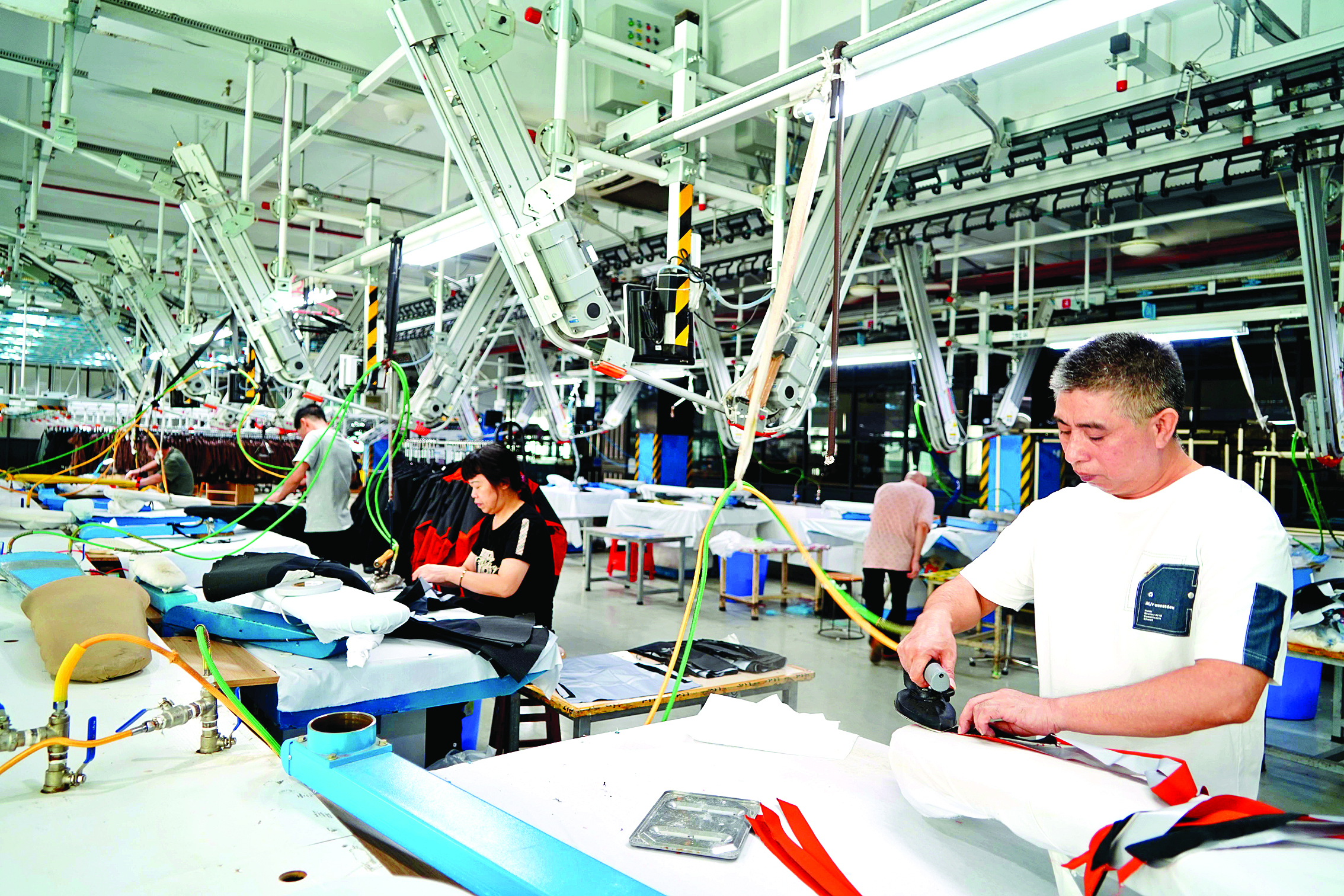 <p>    佳都（惠州）制衣有限公司熨烫车间，工人们正在熨烫某运动品牌服装配件。</p>