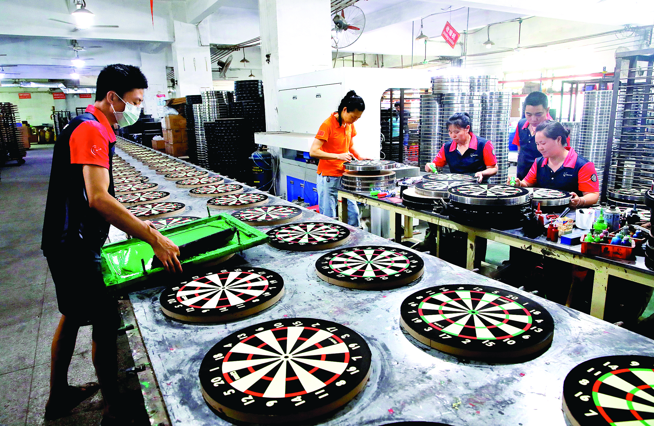 <p>    飞镖靶全球年需求量约200万片，惠州独占35%。</p>