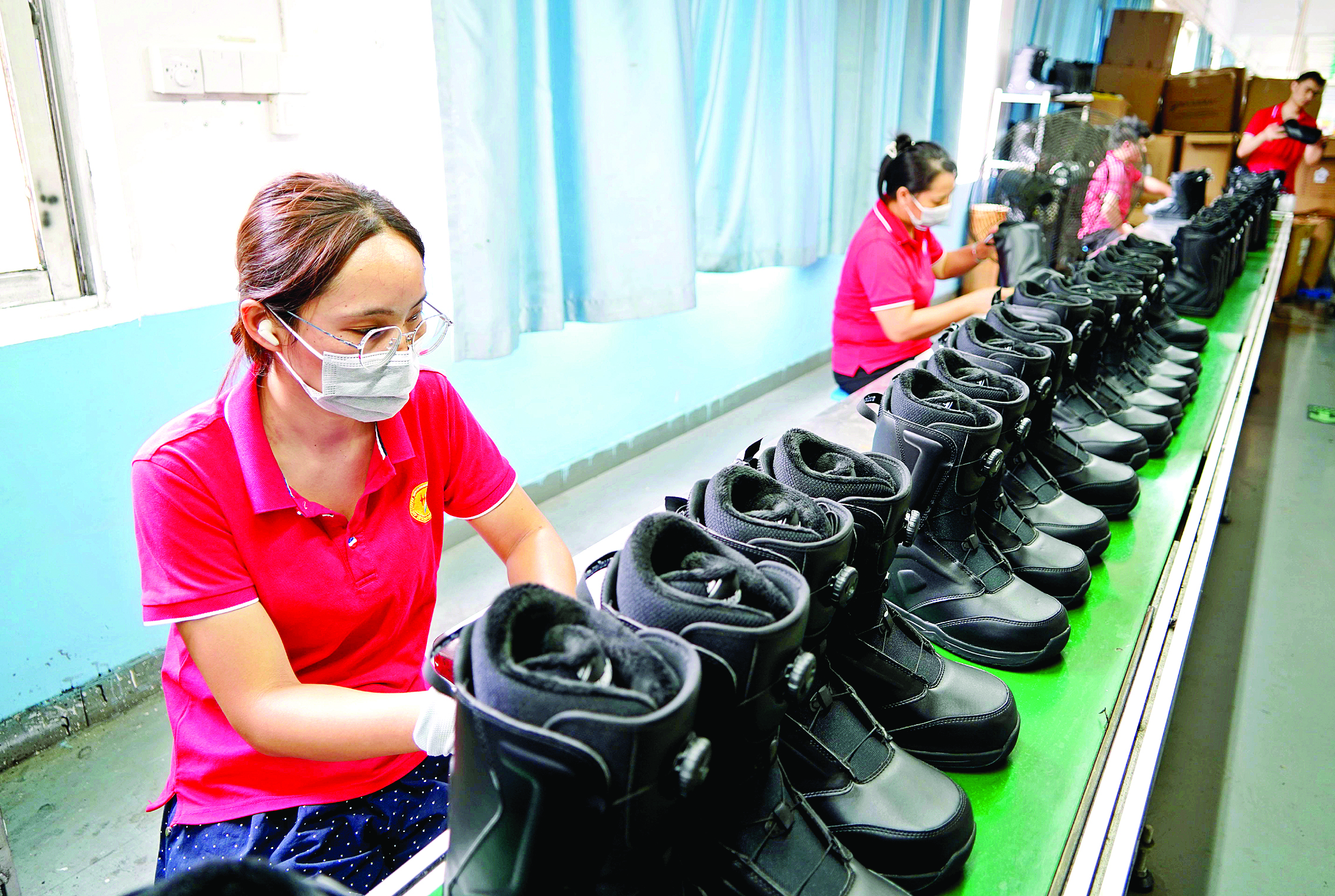 <p>    广东鼎弘欣运动科技有限公司滑雪靴质检车间，工人在认真检查每一双鞋的质量。</p>