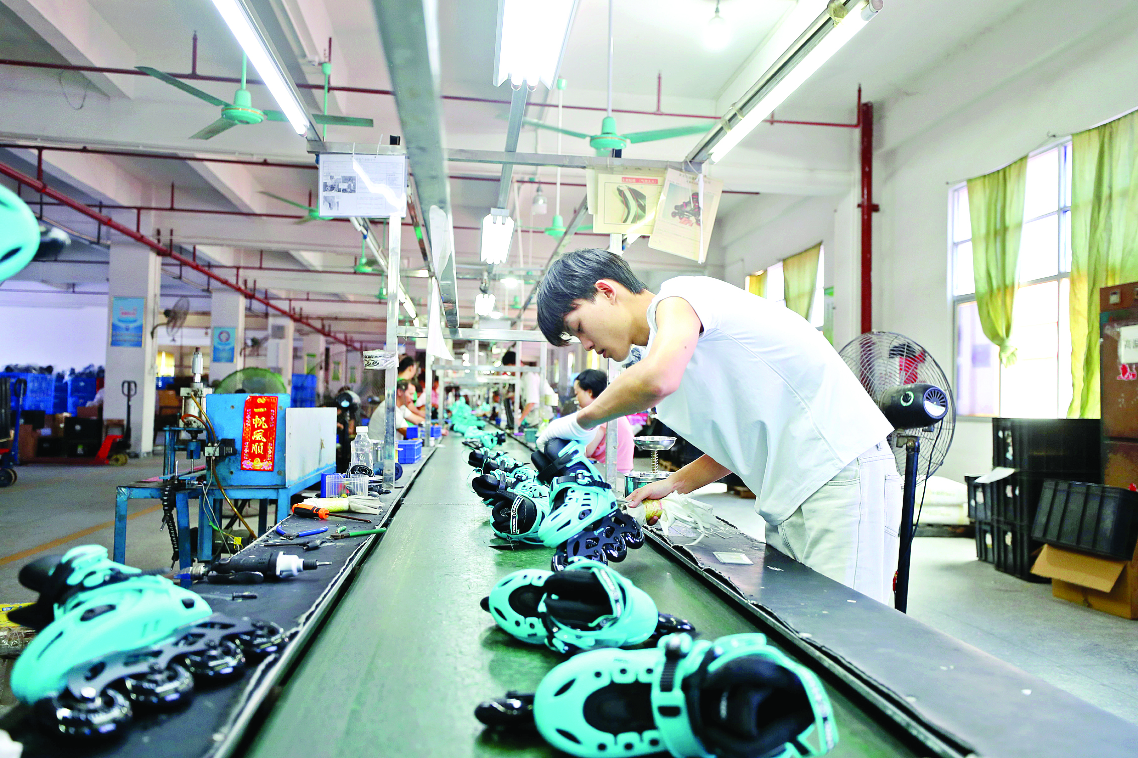 <p>    惠州市富宏运动器材有限公司轮滑生产车间。</p>