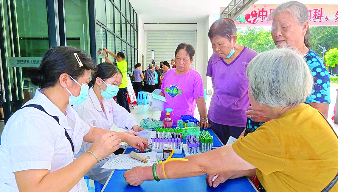     医务人员为老人义诊。惠州日报记者李燕文 通讯员易顺 摄