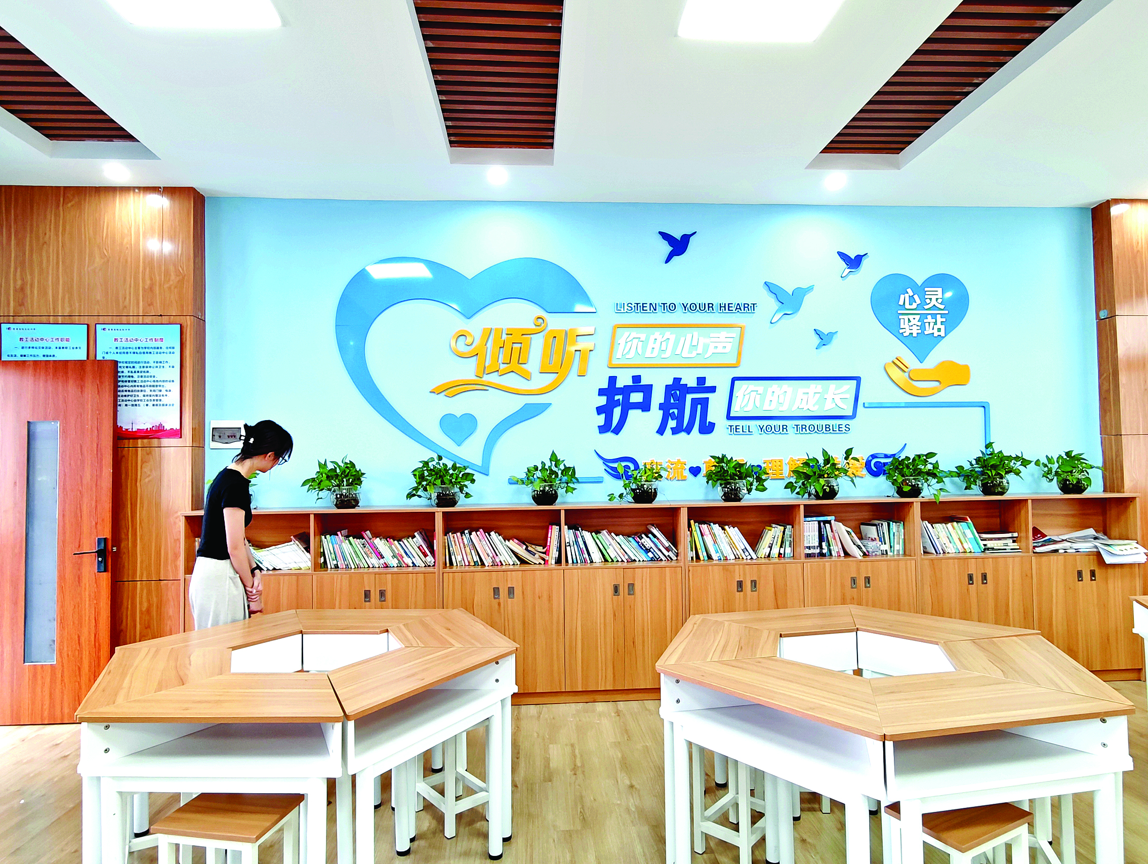     广东惠阳高级中学心理健康指导中心配有标准化的团辅室和个辅室。惠州日报记者香金群 摄