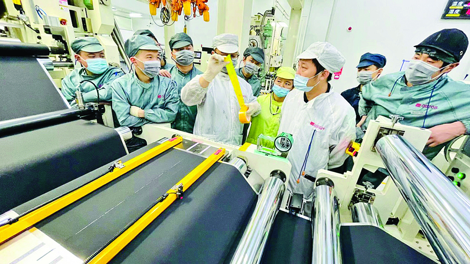     惠州亿纬集能公司员工在生产一线。 图片由采访对象提供