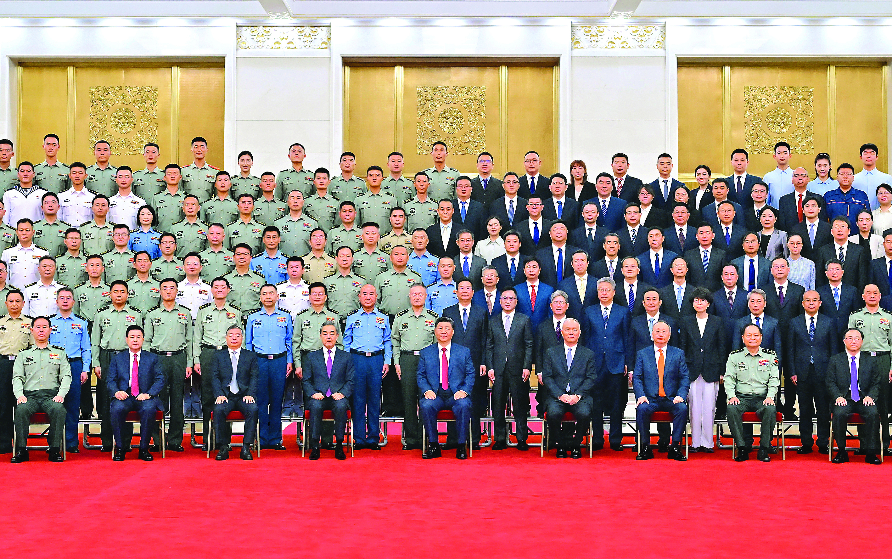     9月17日，党和国家领导人习近平、蔡奇等在北京人民大会堂接见中国人民抗日战争暨世界反法西斯战争胜利80周年纪念活动筹办工作各方面代表。新华社发