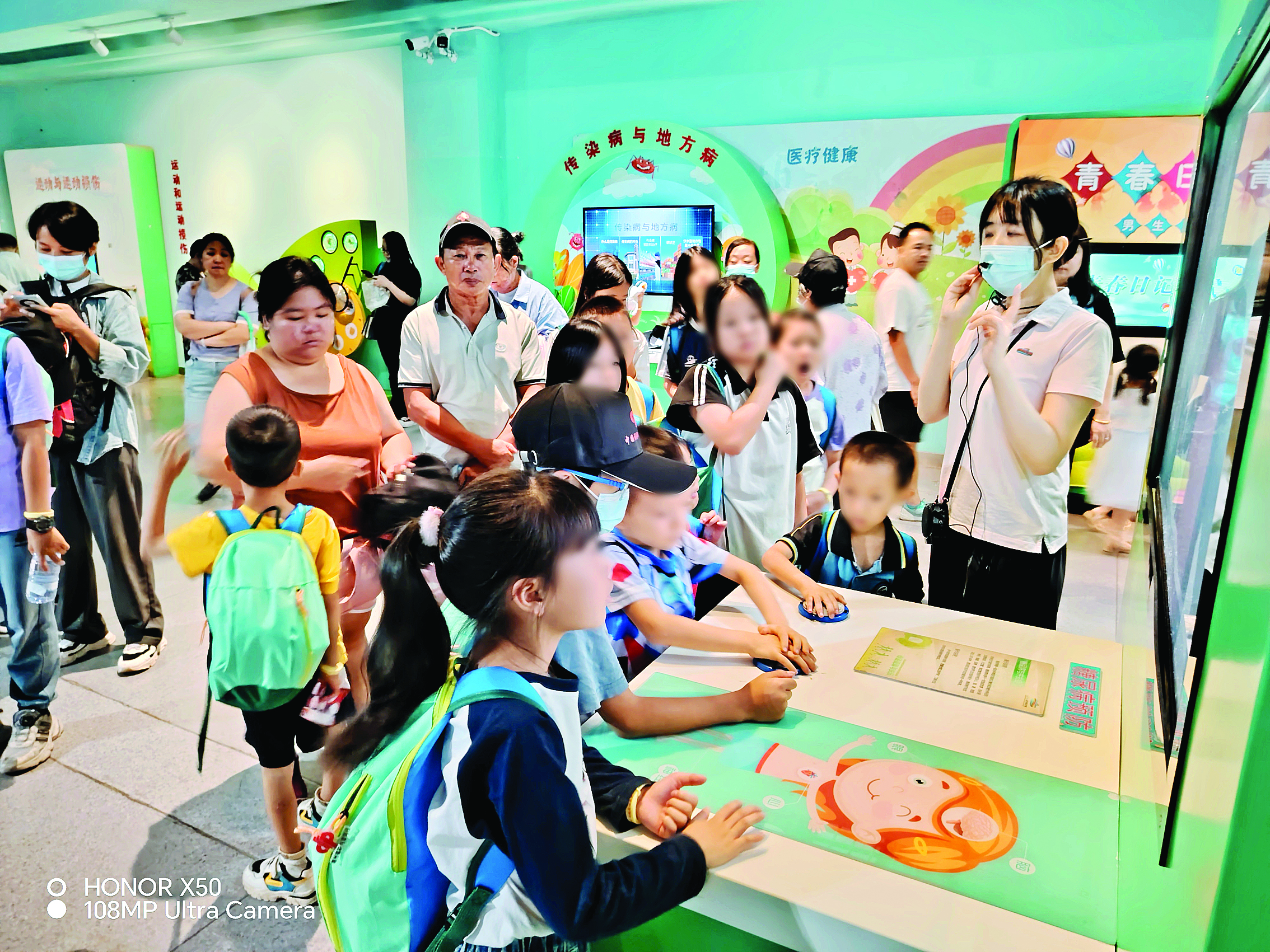     孩子们在参观惠州科技馆。图片由博罗县妇联提供