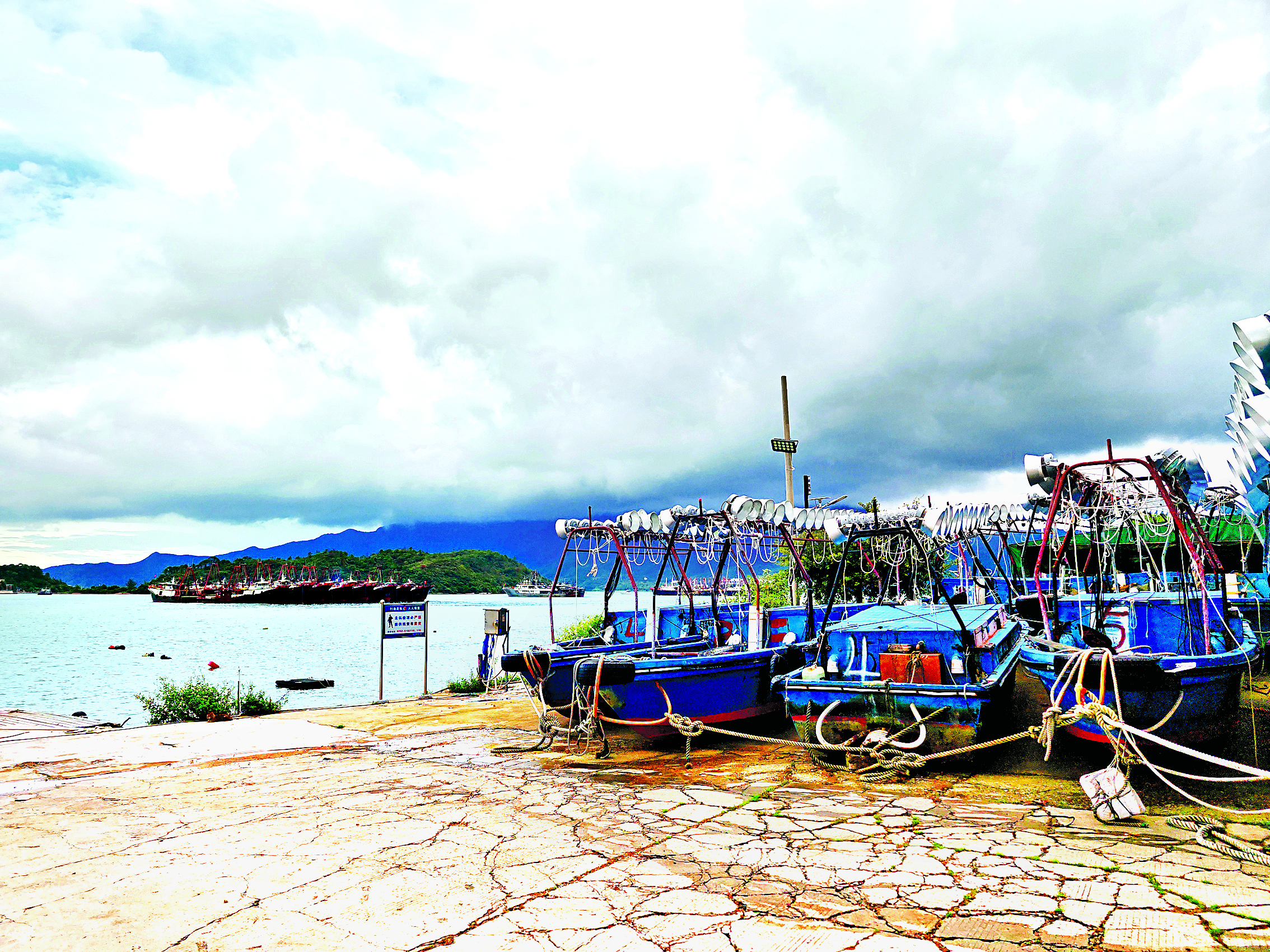     9月21日下午5时许，在大亚湾澳头小桂，大型渔船已回港避风，小型渔船已经吊到岸上。惠州日报记者匡湘鄂 摄