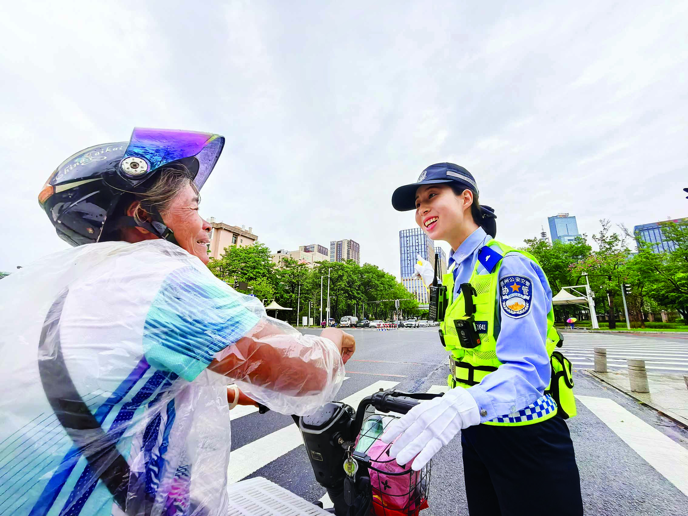     冯颖颖在辖区路面一线针对“摩电”交通违法行为进行教育劝导。