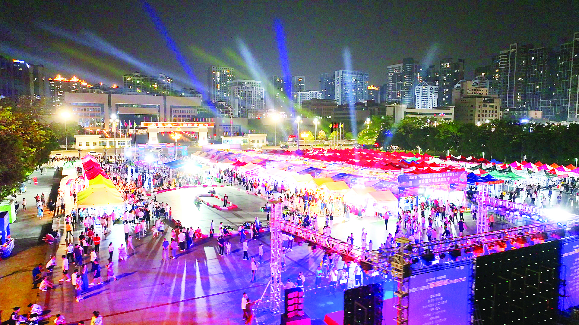     “双节”期间惠阳将持续推出传统节日主题商贸消费活动。这是今年在惠阳市政广场举行的以旧换新消费活动现场。