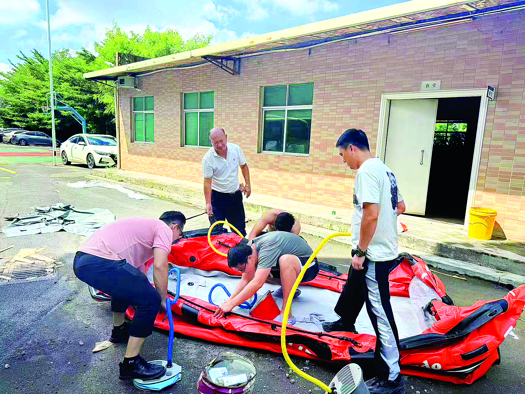     仲恺陈江全面清点并补充防汛抢险物资。惠州日报记者刘乙端 摄