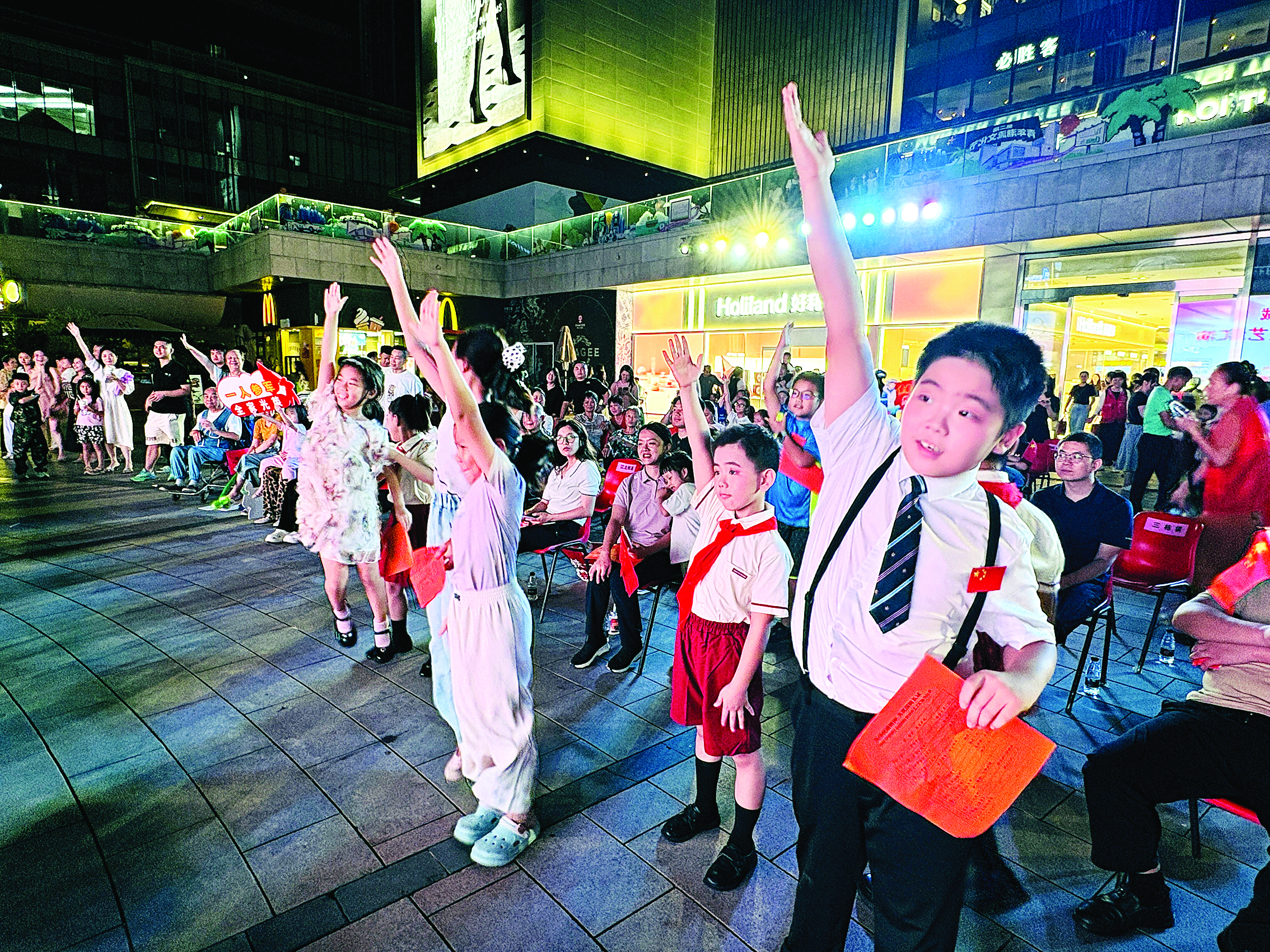     全民国防教育文艺汇演现场，观众踊跃参加有奖知识抢答。