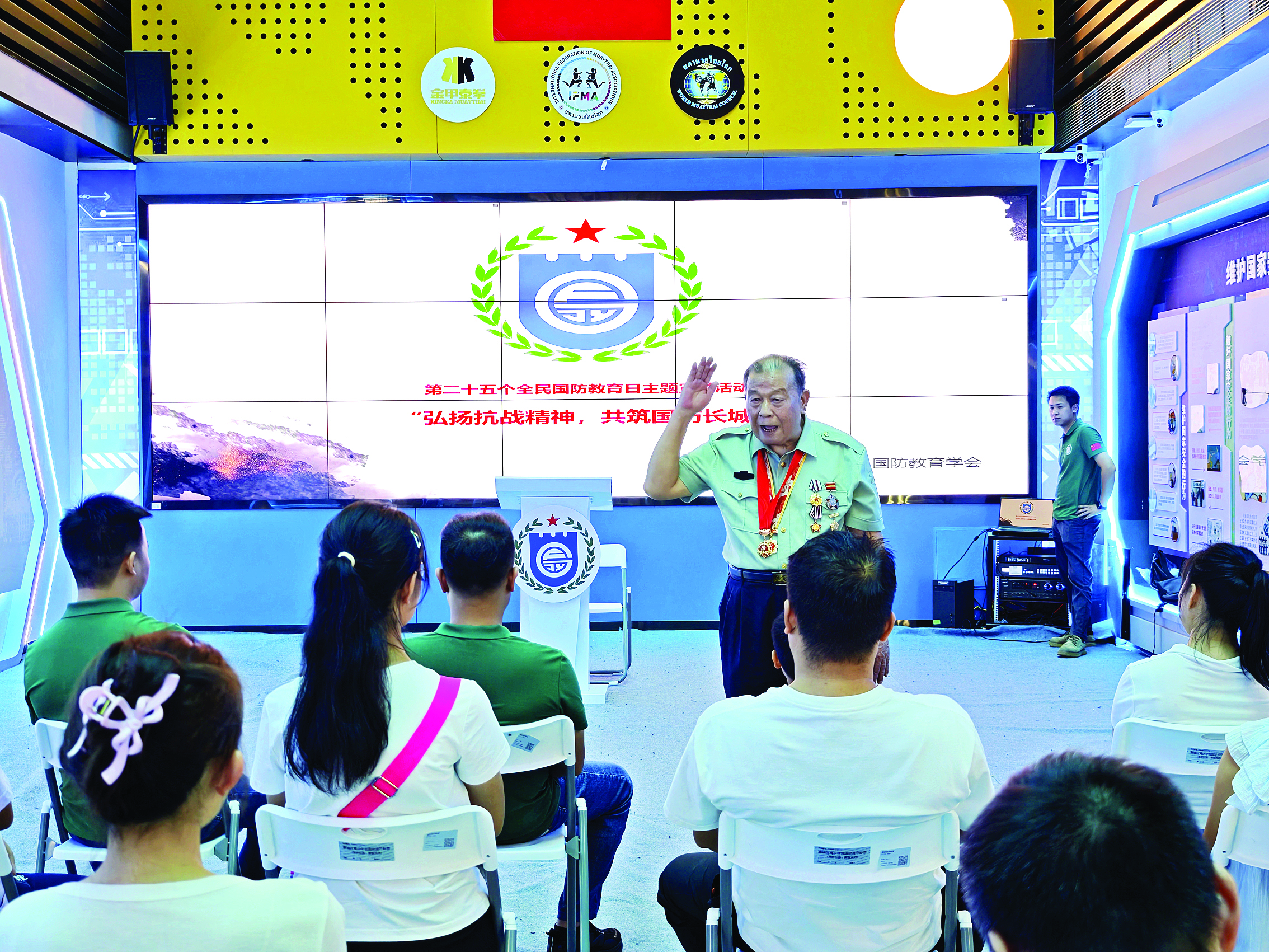     战斗英雄谢石朋给大家讲述亲历的战斗故事。