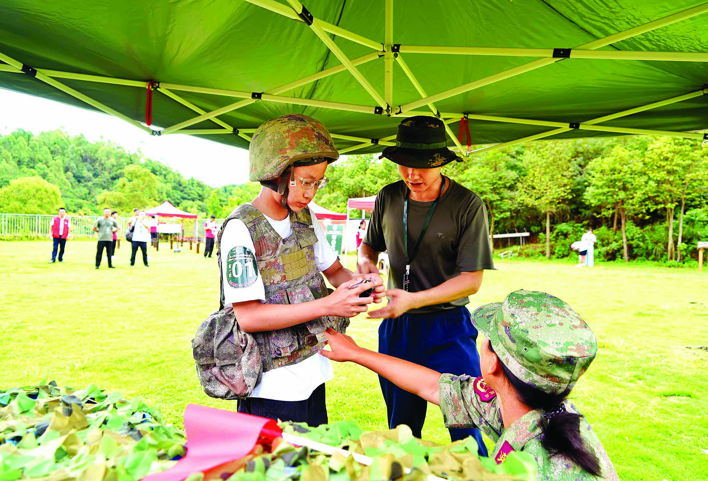     青少年在体验模拟手榴弹投掷。