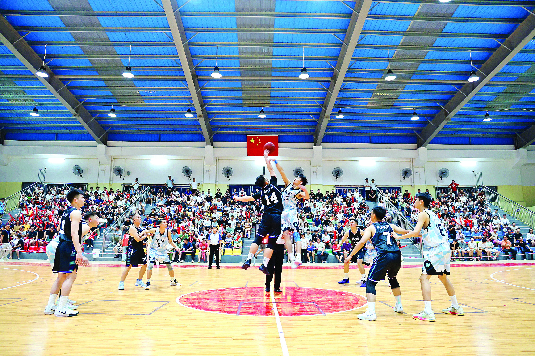    石湾镇2025年村（居）篮球赛比赛现场。