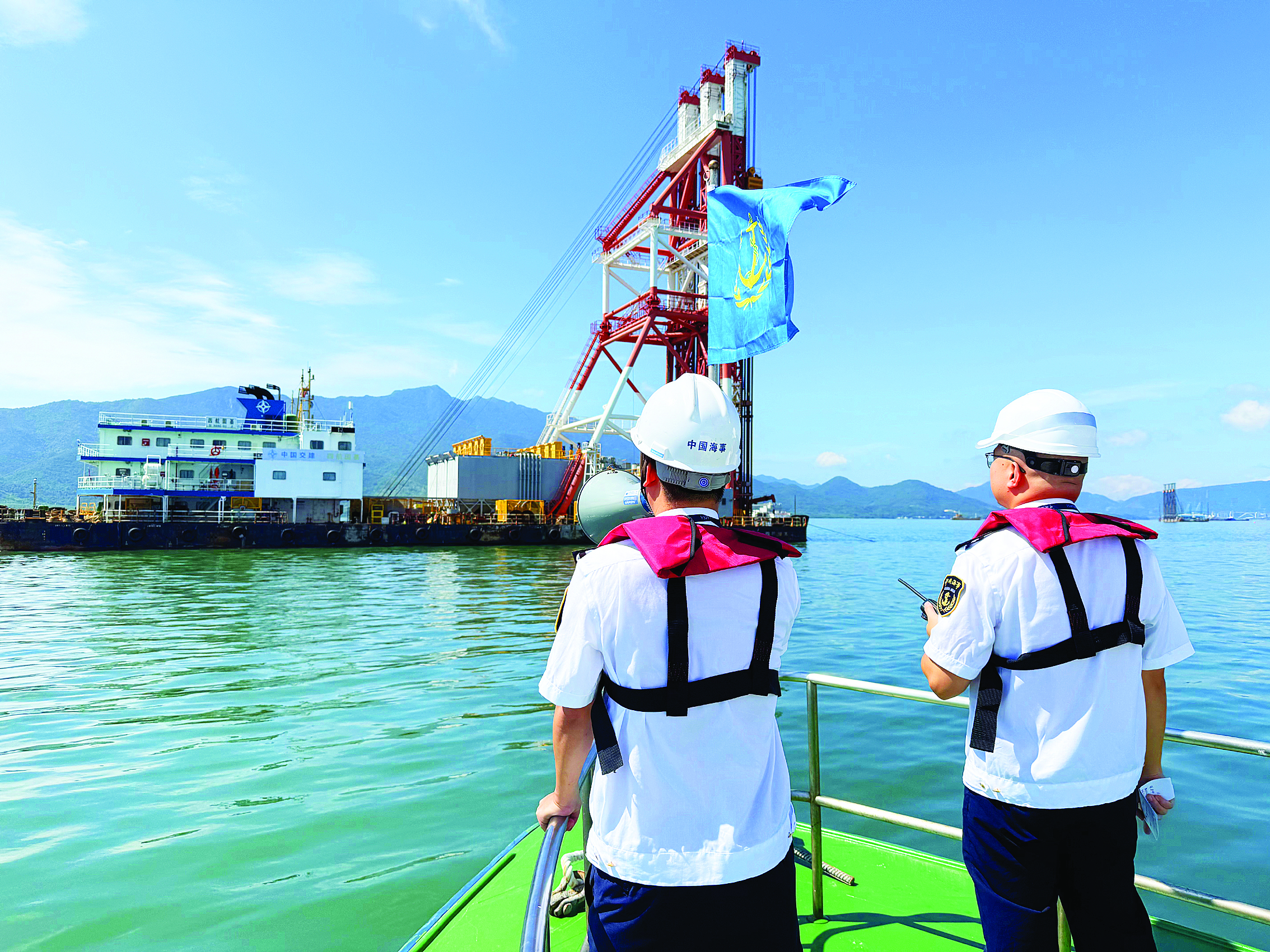     海事执法人员加强船舶排查。    惠州日报记者叶丽莎 通讯员刘依婷 摄